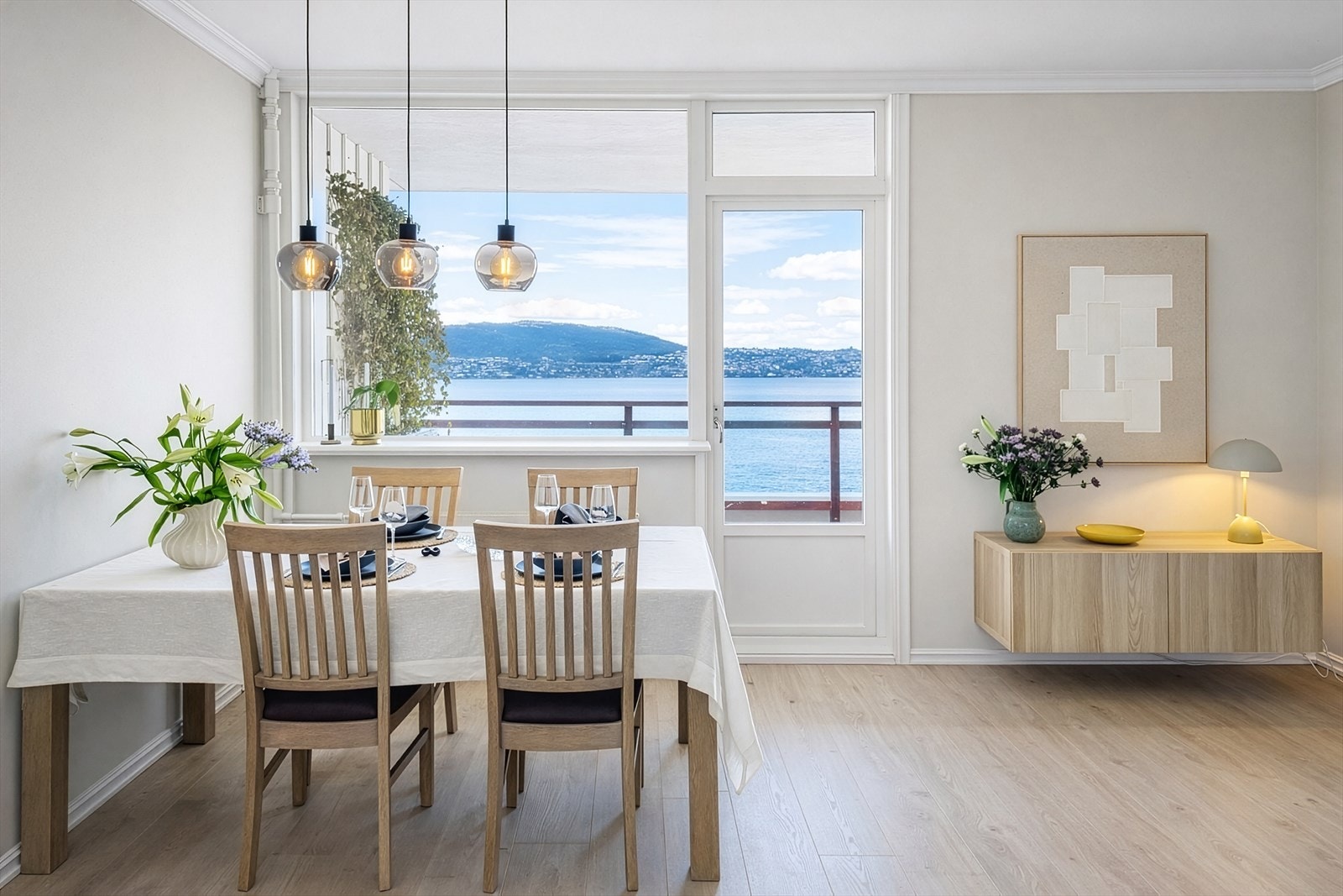 Stuen har en naturlig forbindelse til balkongen og gir en fin flyt mellom inne og ute. Galleribilde