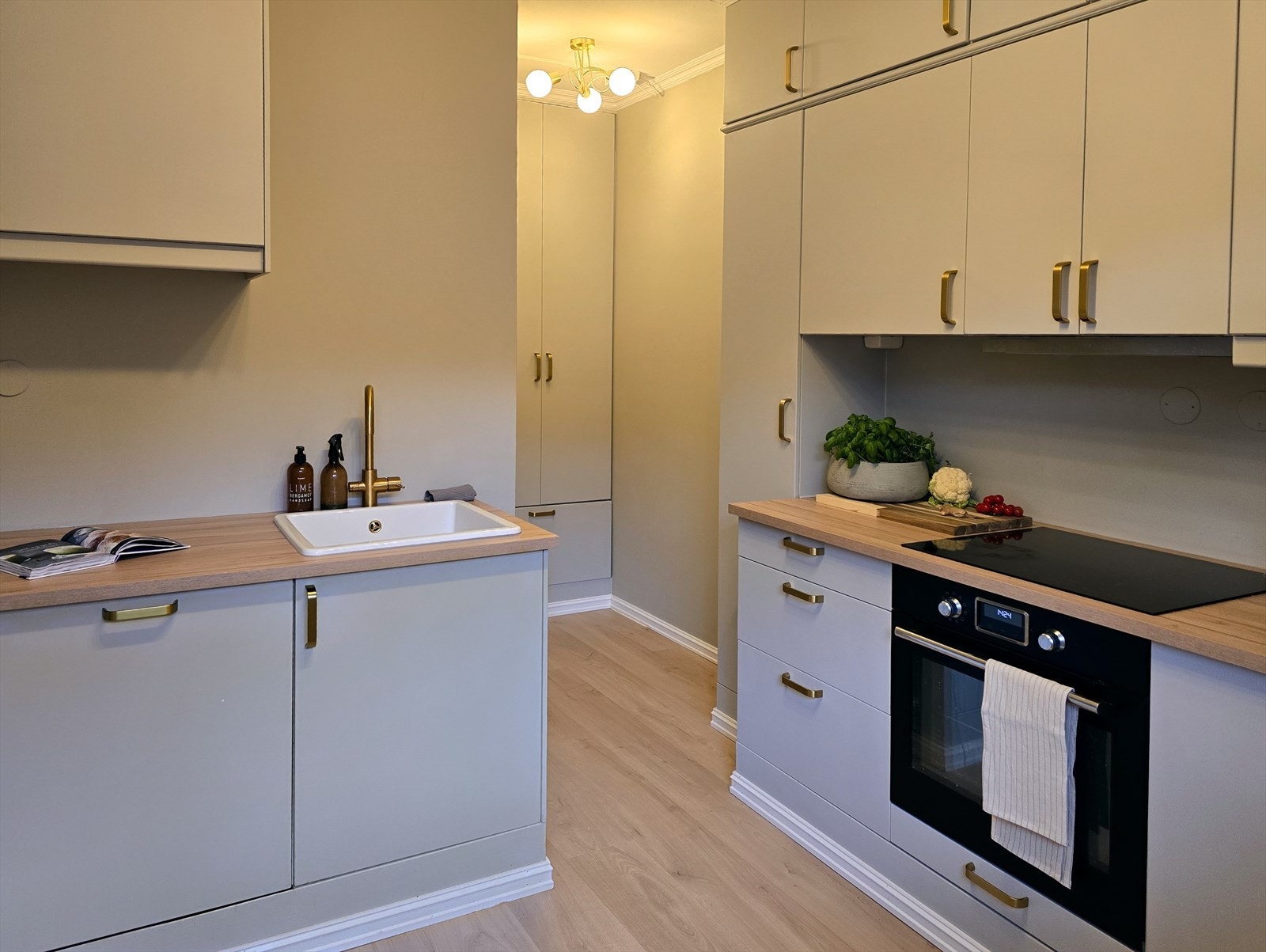 Her får du et moderne kjøkken med et rent uttrykk og gjennomført design, hvor oppgraderingen fra 2025 gir boligen et tidsriktig preg og en helhet som passer perfekt inn i resten av leiligheten. Galleribilde