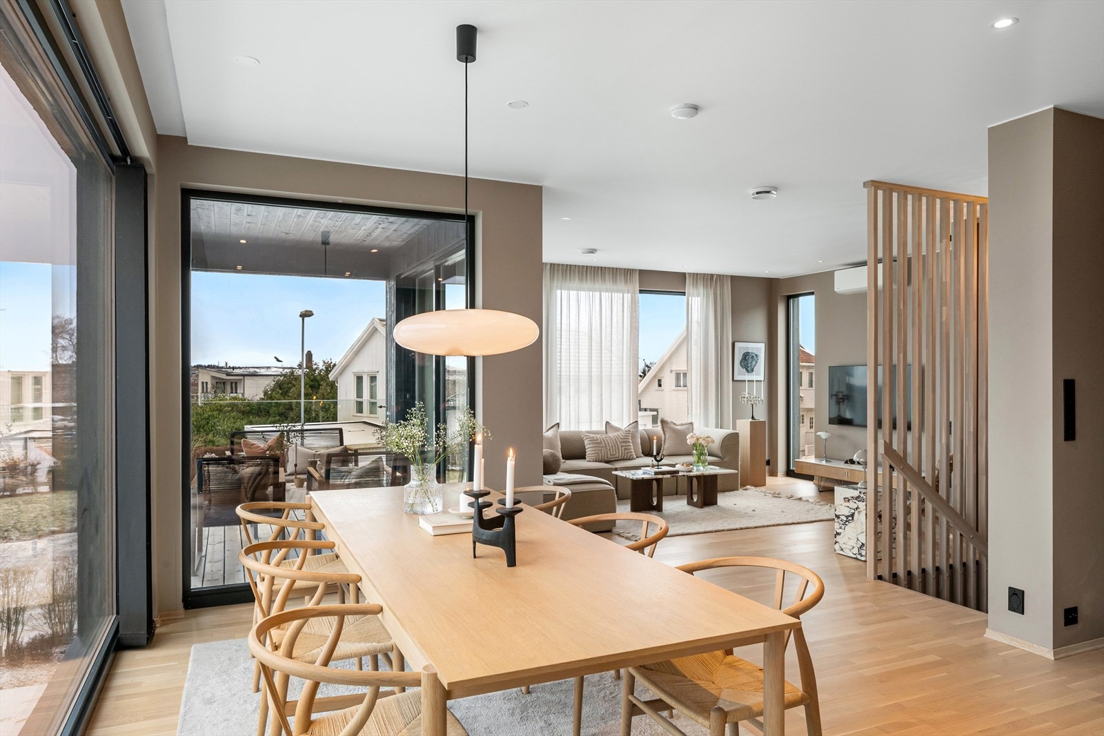 Fra kjøkken og spisestue er det åpen løsning inn til hovedstuen. Luftig, åpent, men i naturlige soner. Galleribilde