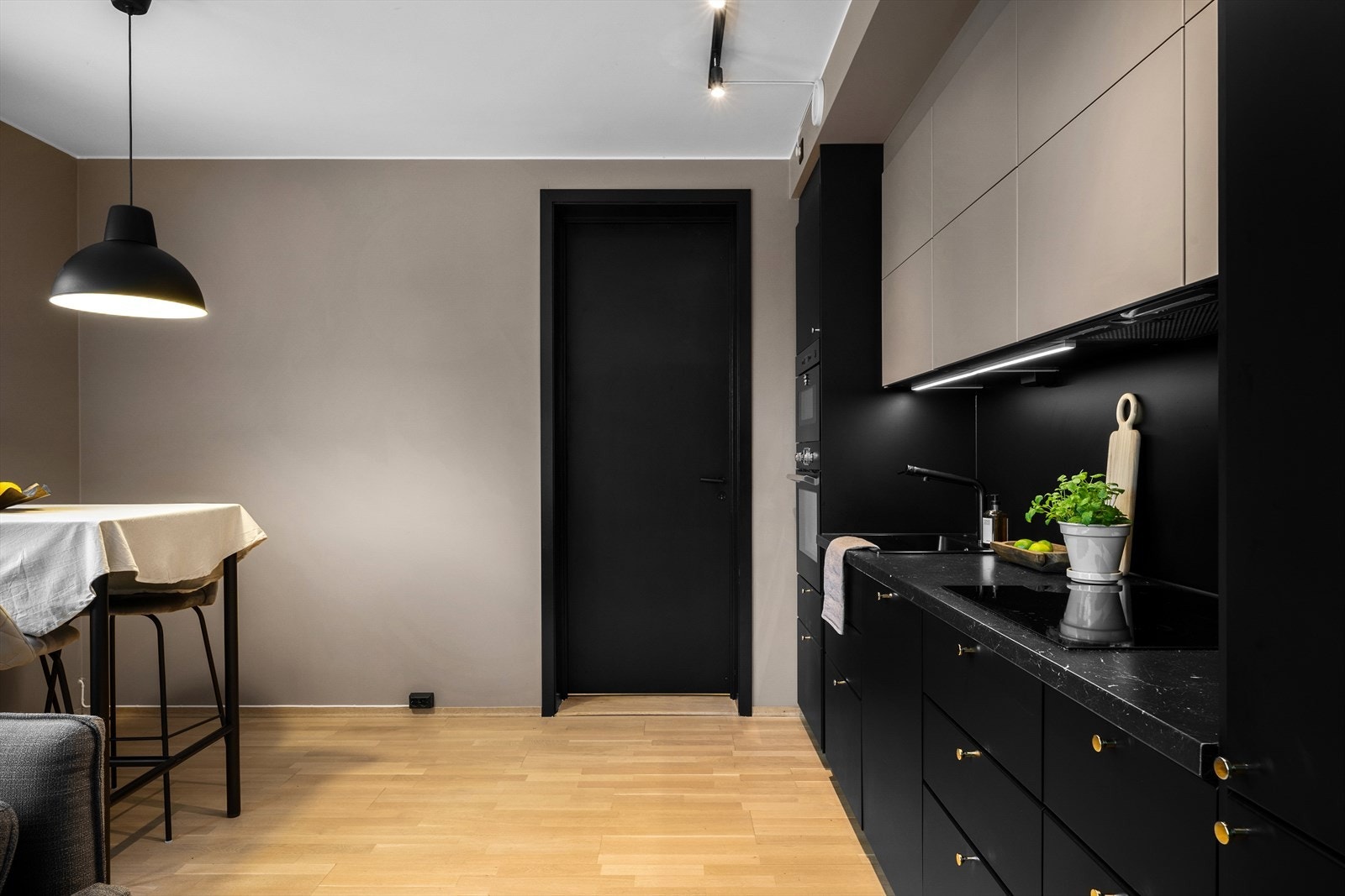 Hybel/ungdomsavdeling: Stilrent og plassbesparende kjøkken langs veggen, plassert for optimal utnyttelse av rommet. Hvitevarer er plassert i arbeidshøyde, og integrerte hvitevarer følger med. Galleribilde