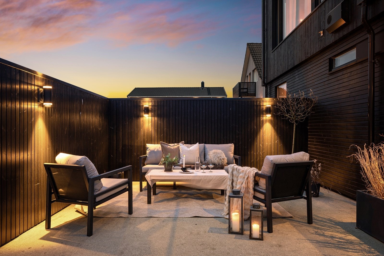 Eiendommen har påkostet utebelysning som skaper en hyggelig og stemningsfull atmosfære for sene kvelder utendørs. Galleribilde