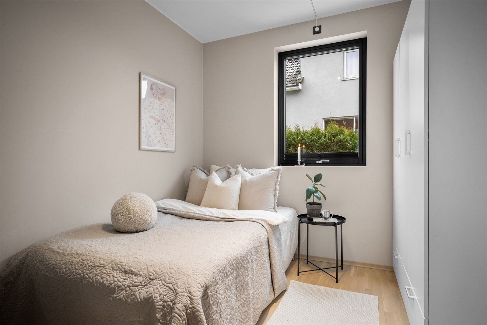 Hybel/ungdomsavdeling: 1 av 2 soverom i hybel/ungdomsavdelingen, med god størrelse og plass til mer enn én seng. Galleribilde