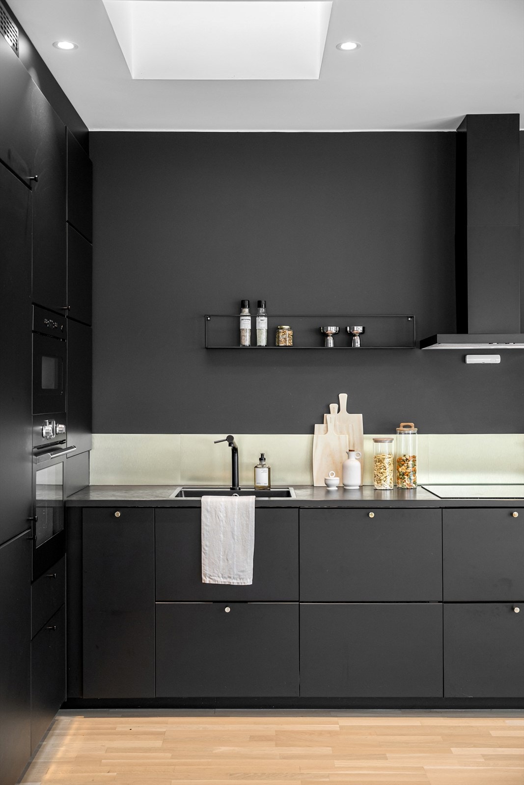 Flotte kontraster skaper et stilig uttrykk. Et kjøkken der du virkelig kan trives med matlagingen. Galleribilde