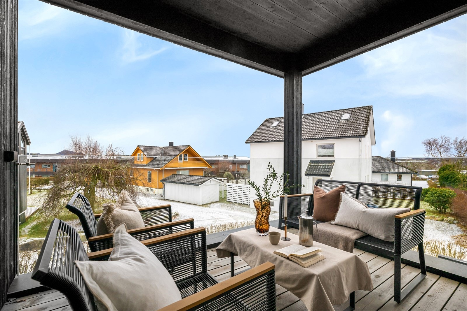 Koselig sørvest vendt balkong med glassrekkverk. Direkte tilgang fra stuen. Godt med sol både sommer og vinter. Galleribilde