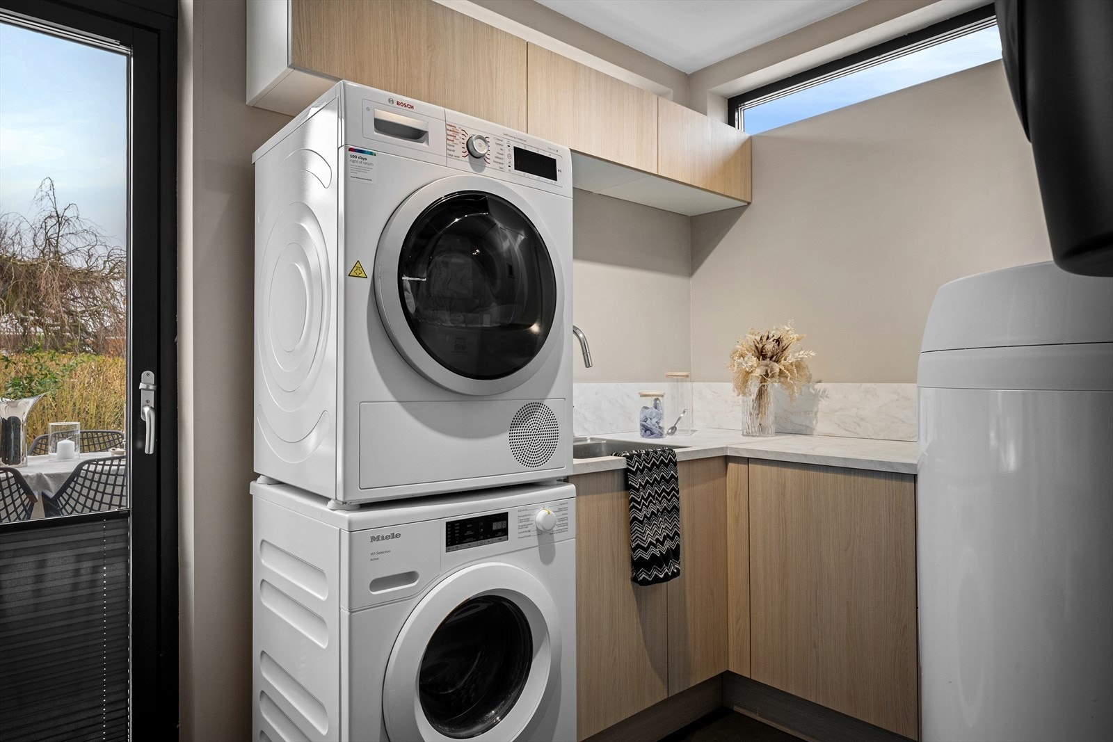 Lyst og lunt vaskerom/bi-inng med god lagring. Ekstra greit når du kommer hjem fra tur og trening. Egen utgang til hageområdet. Galleribilde