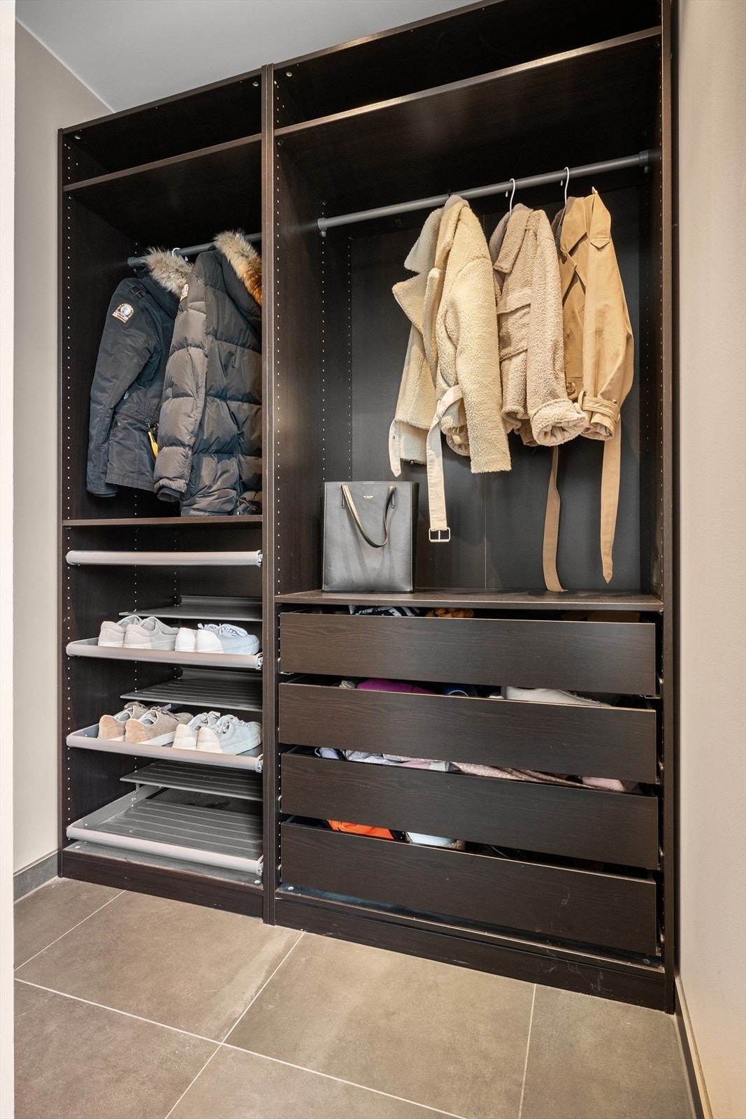 Her er det plass til familiens sko, jakker og tilbehør, både for sommer- og vinterhalvåret. Galleribilde