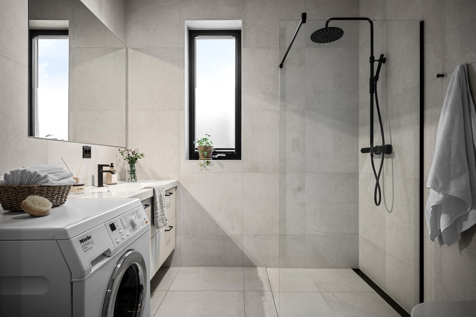 Hybel/ungdomsavdeling: Helfliset bad med moderne uttrykk og romslig plass til vaskemaskin og tørketrommel. Galleribilde