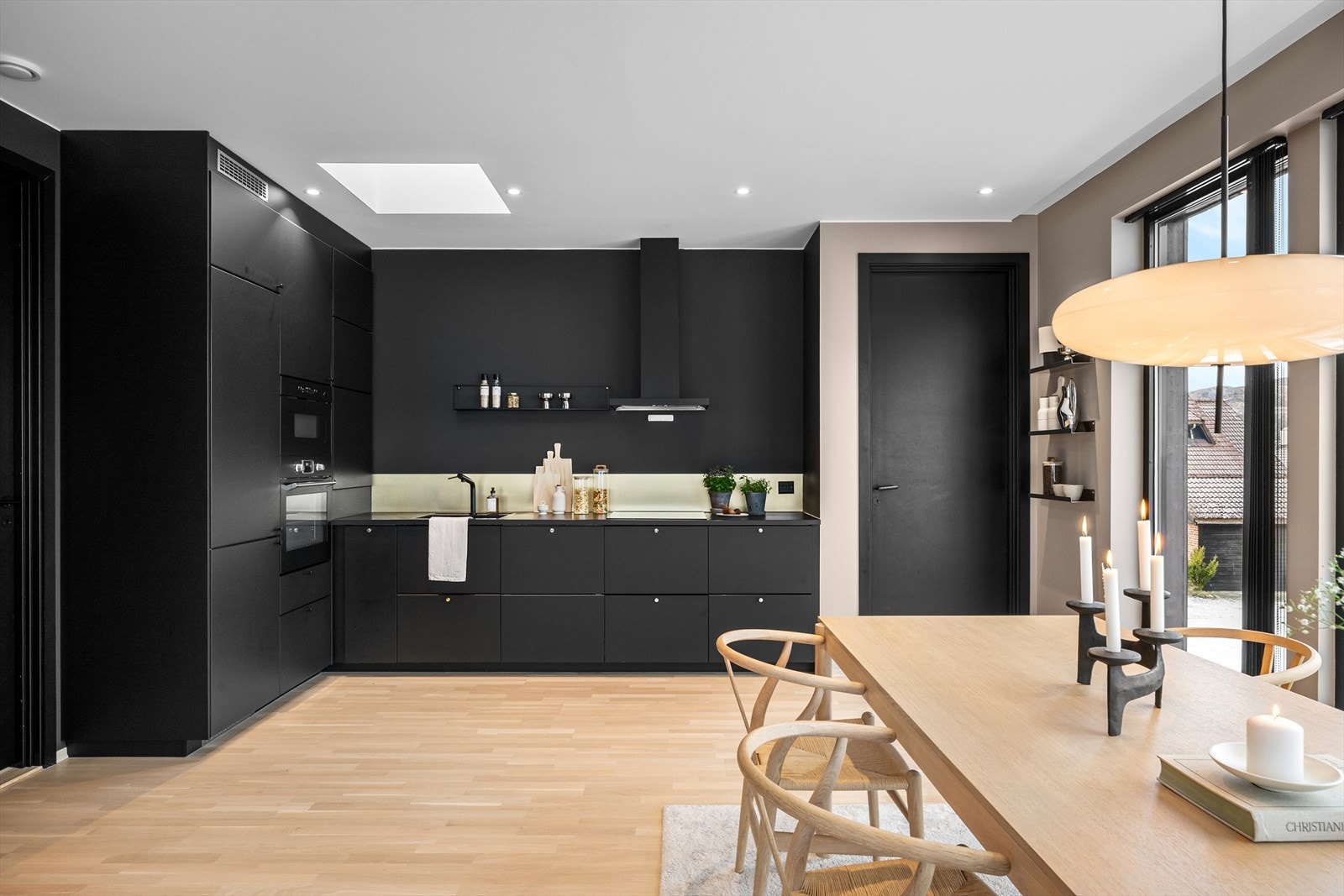 Lekkert kjøkken med god lagringsplass og hvitevarer i arbeidshøyde. Godt belyst med takvindu og spotter i taket. Perfekt for storfamilien og sosiale sammenkomster. Galleribilde