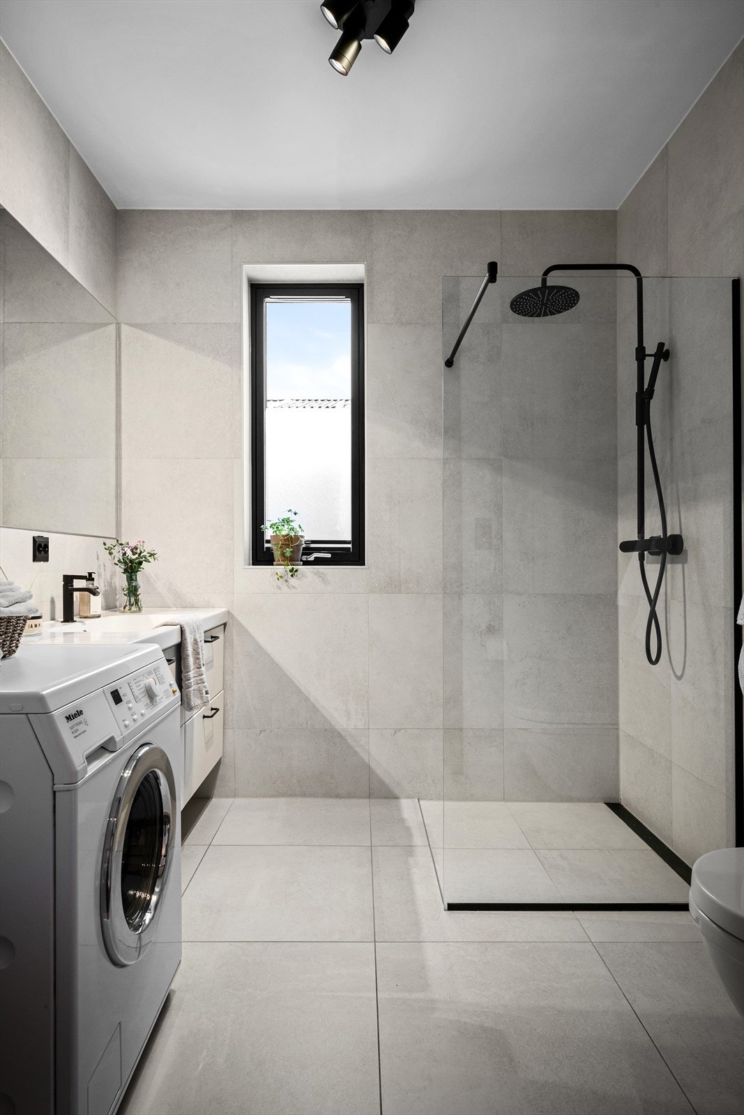 Hybel/ungdomsavdeling: Helfliset bad med moderne uttrykk og romslig plass til vaskemaskin og tørketrommel. Galleribilde