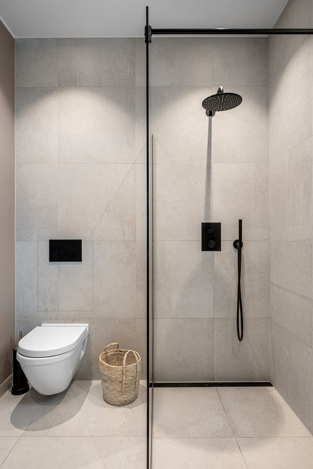 Badet er utstyrt med vegghengt toalett og eksklusive detaljer som blandebatteri/garnityr integrert rett i veggen. Vaskemaskin og tørketrommel er praktisk gjemt bort på eget vaskerom. Galleribilde