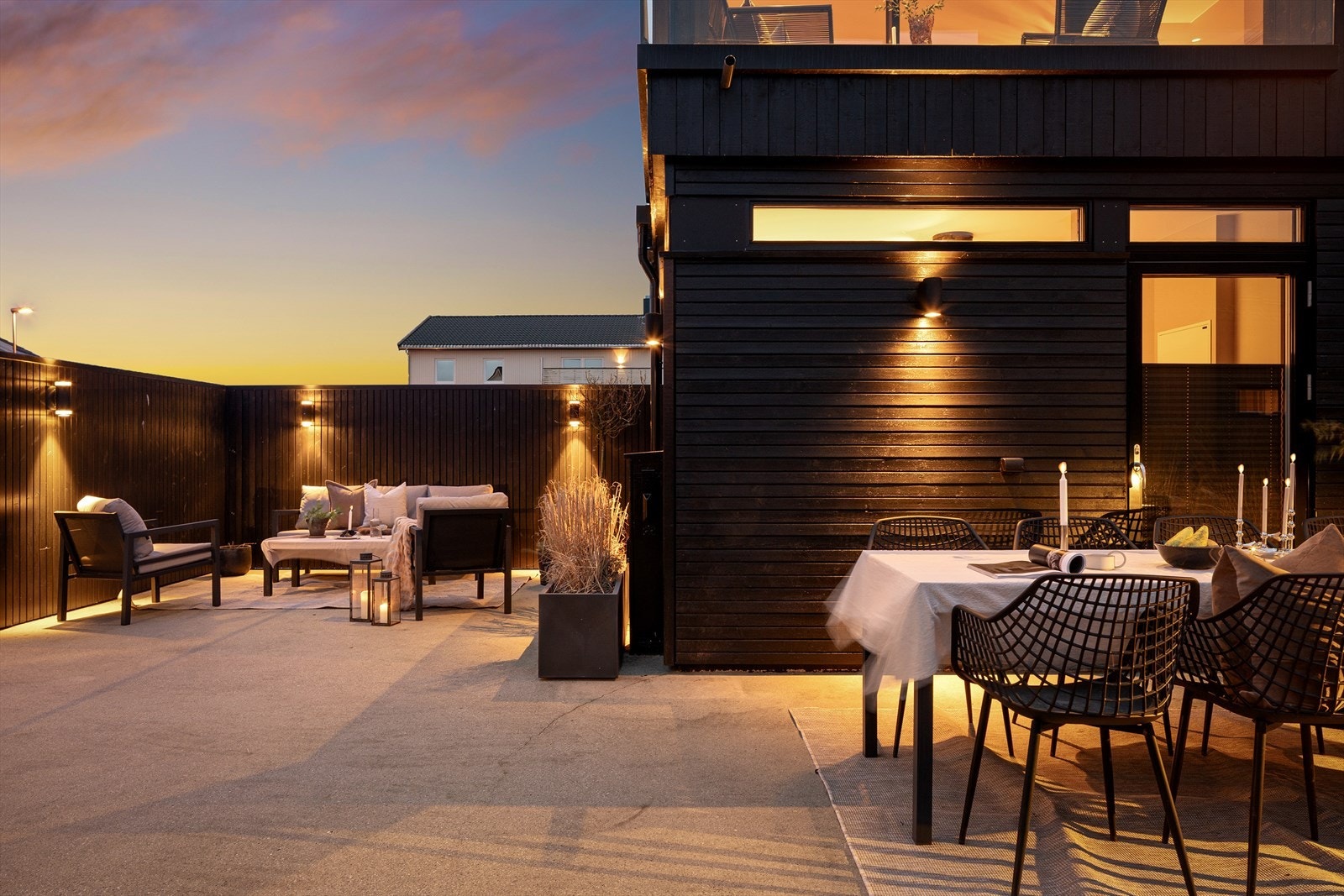 Inviter venner og familie til gode måltider og hyggelige stunder. Praktisk tilgang til huset via vaskerommet som har egen inngang. Galleribilde