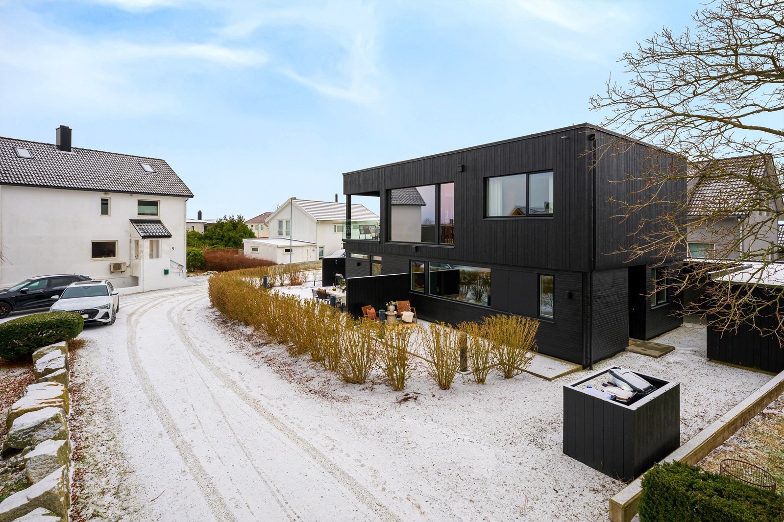 Hybel/ungdomsavdeling har egen uteplass, samt egen inngang skjermet fra hoveddelen. Galleribilde