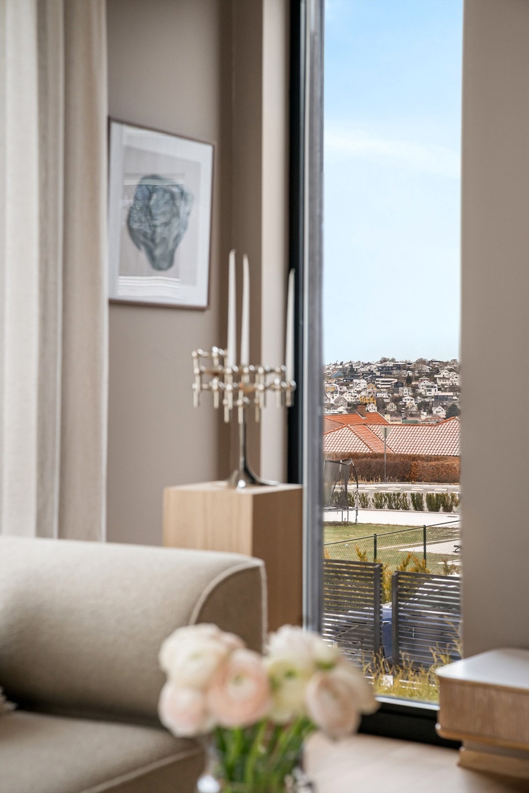 Utsikt mot Sandnes sentrum. Boligen ligger i hjertet av Austrått, med alt du trenger i gangavstand. Galleribilde