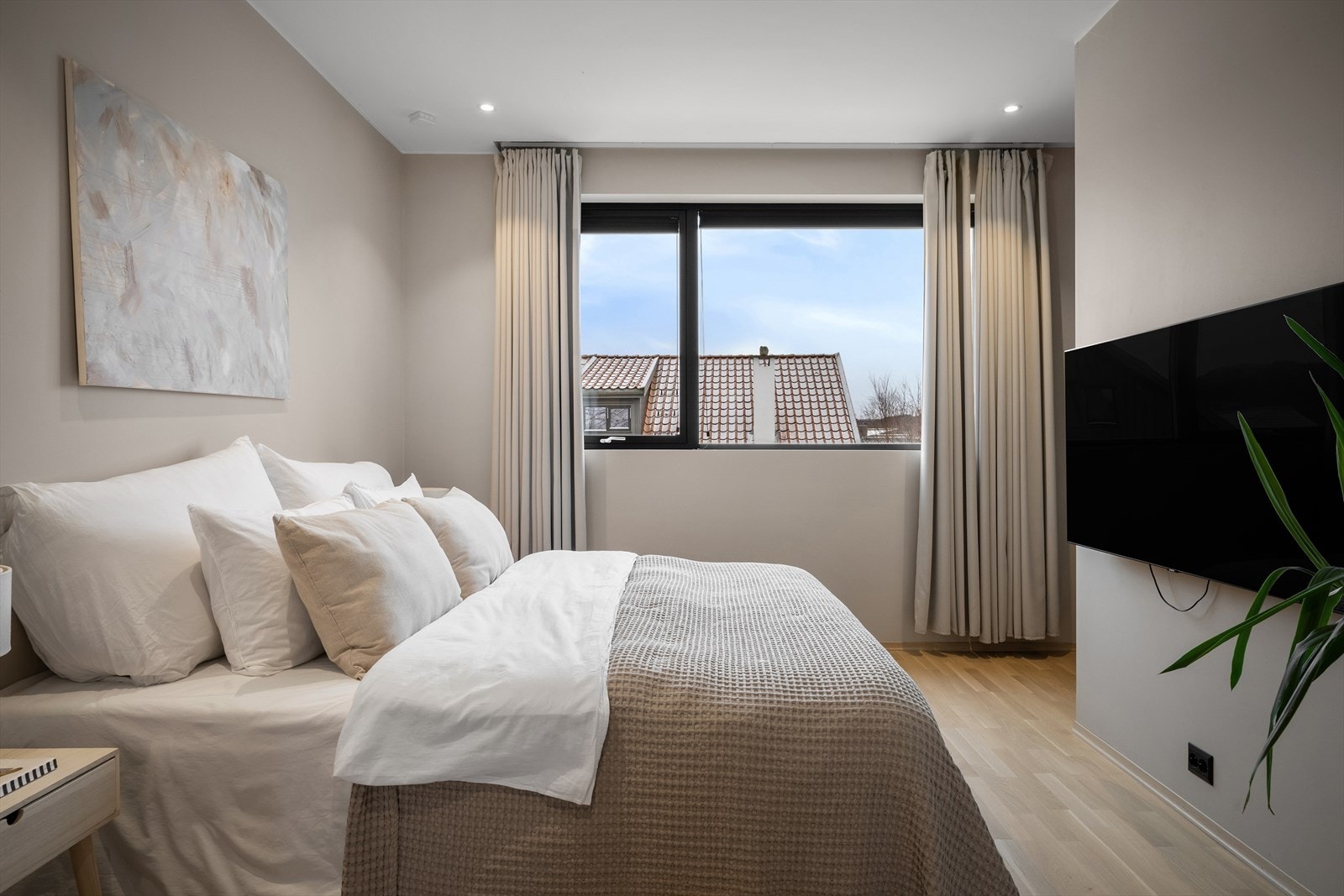 Hovedsoverom. Dette er 1 av 4 soverom i boligen, med praktisk fordeling av 2 soverom i hver etasje. Galleribilde