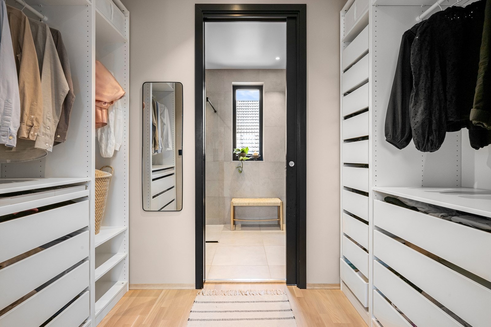 Soverommet har praktiske garderobeløsninger fra IKEA, som gjør det enkelt å holde orden og system i klærne. Galleribilde