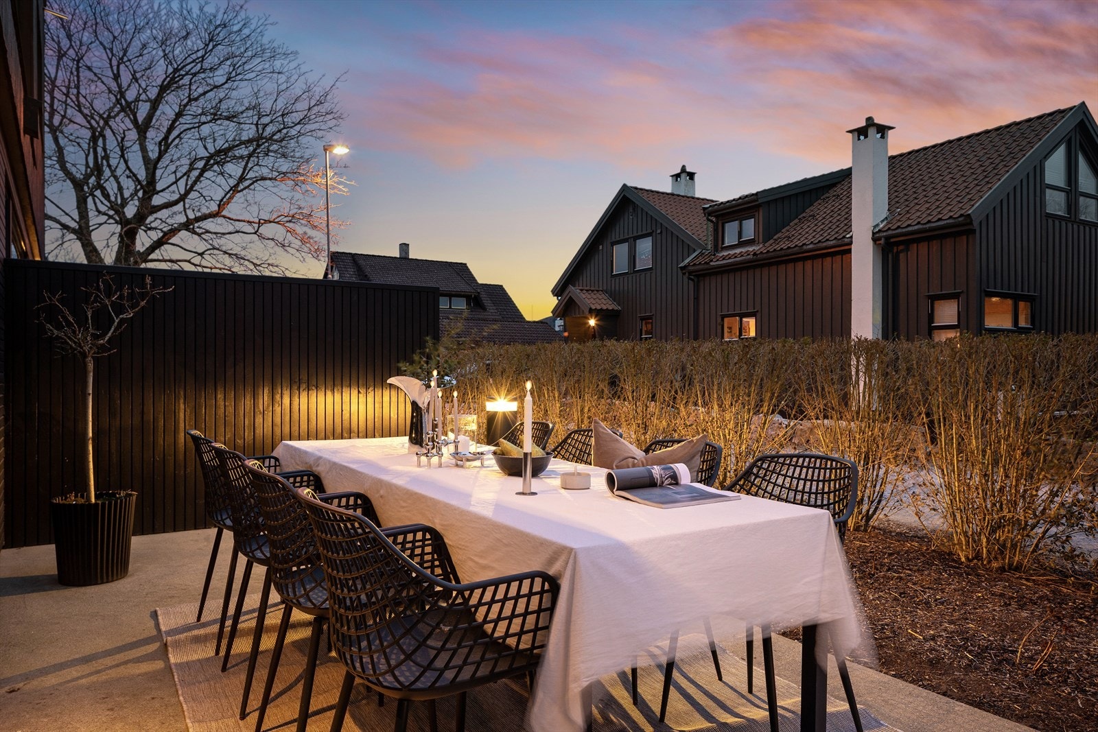 Inviter venner og familie til gode måltider og hyggelige stunder. Praktisk tilgang til huset via vaskerommet som har egen inngang. Galleribilde