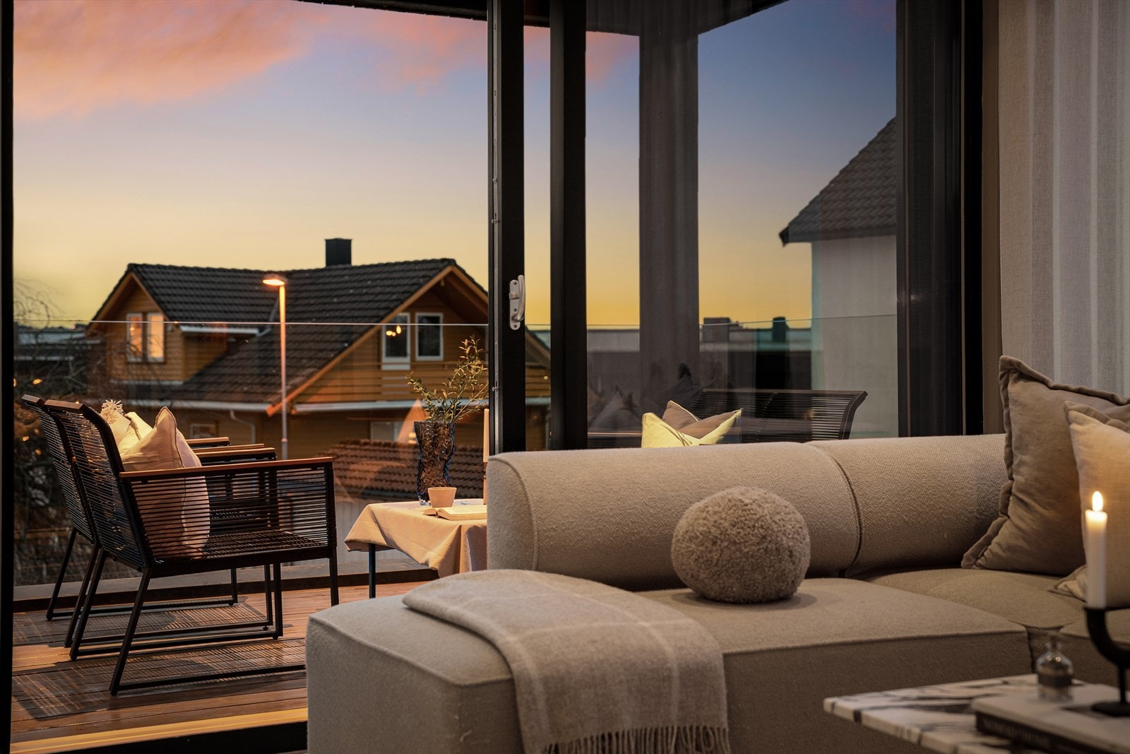 Fra spisebordet og stuen kan du nyte flere vakre solnedganger gjennom de store, åpne vinduene som slipper naturen rett inn. Galleribilde