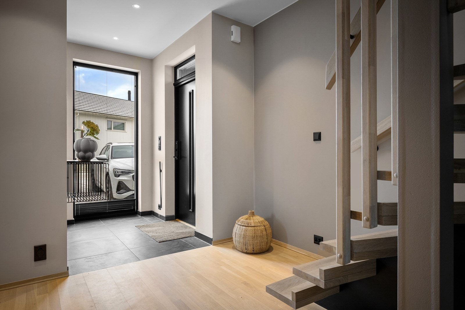 Hovedentreen har flislagt gulv med gulvvarme for ekstra komfort, samt en diskret garderobeløsning. Galleribilde