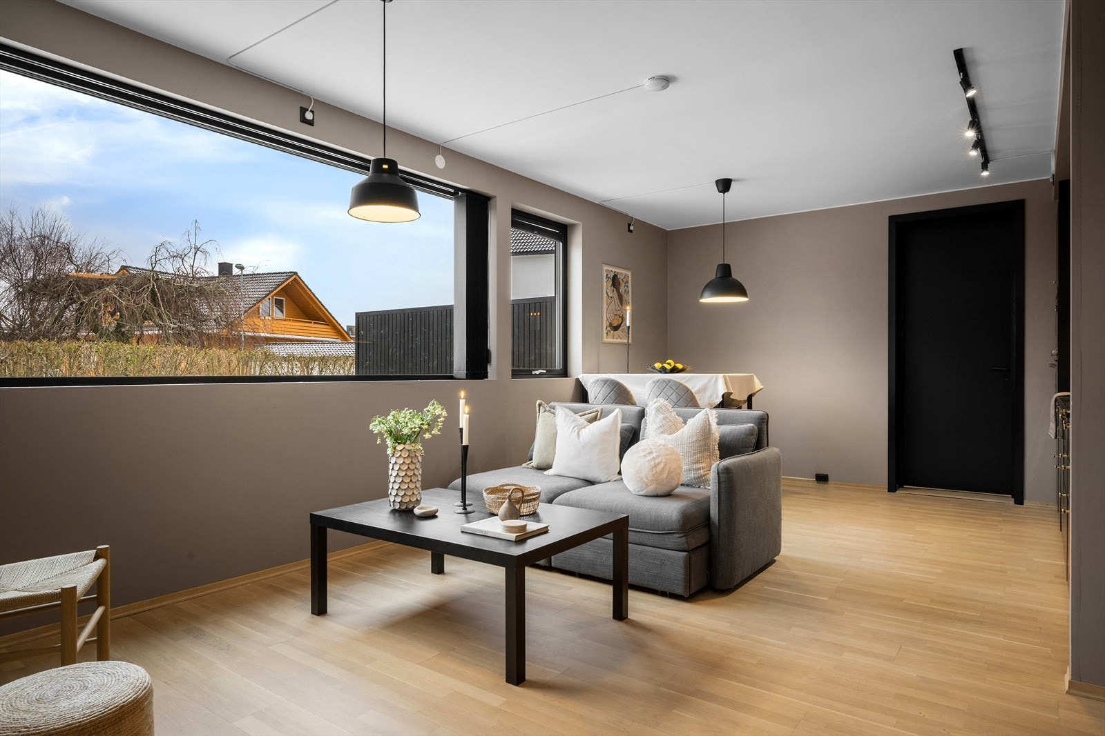 Hybel/ungdomsavdeling: Lyst og fint også her. Fin fordeling i huset på to etasjer m/stue, kjøkken, soverom, bad i hver etasje. Galleribilde