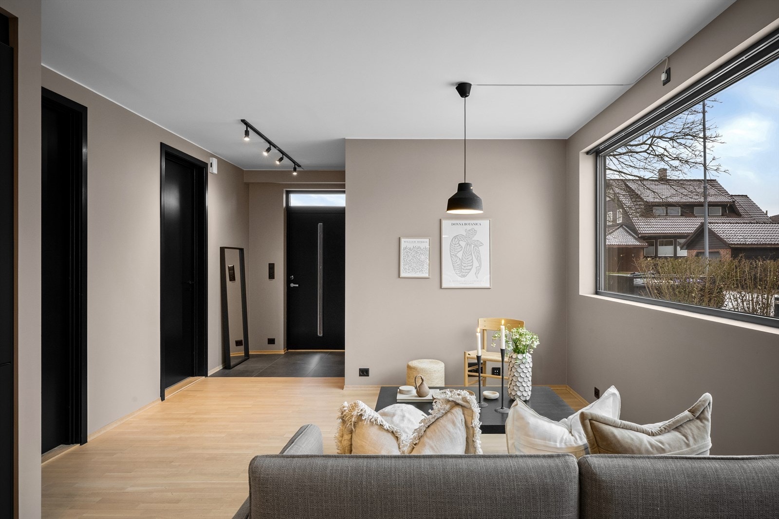 Hybel/ungdomsavdeling: Denne delen av boligen består av egen inngang, 2 soverom, bad og stue/kjøkken. Galleribilde