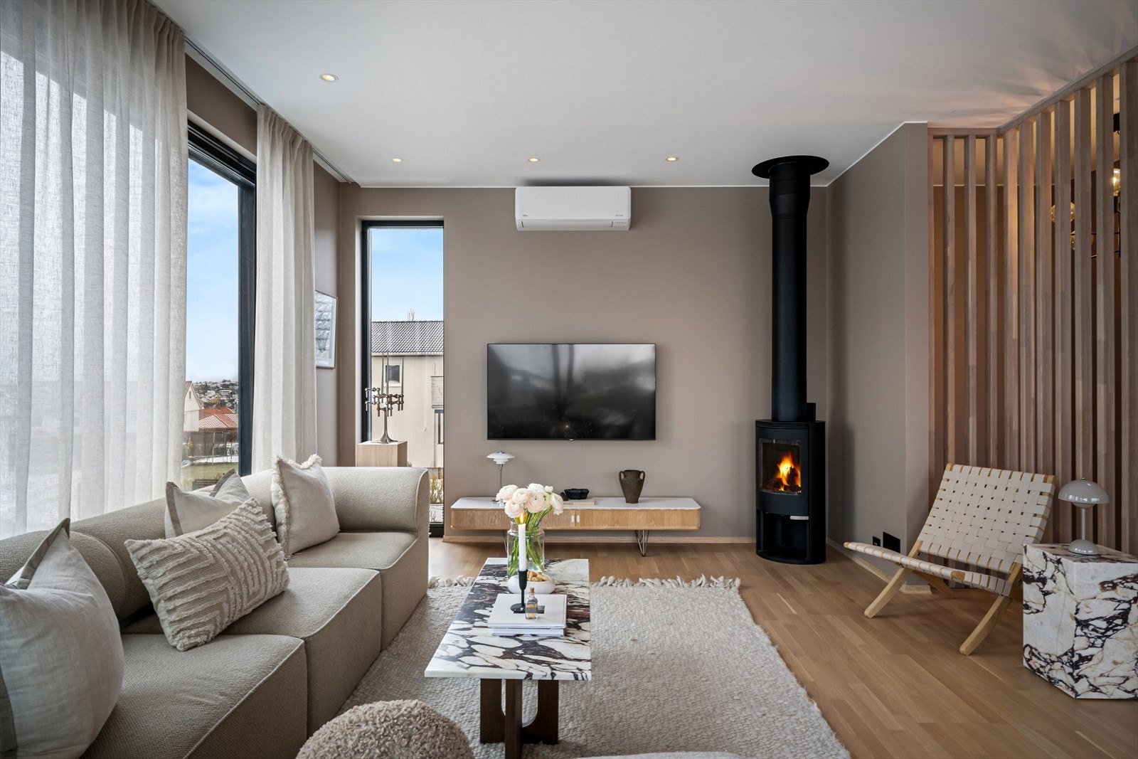 Moderne ovn skaper lun atmosfære, samt varmepumpe for jevn temperatur. Perfekt på kalde vinterkvelder. Galleribilde