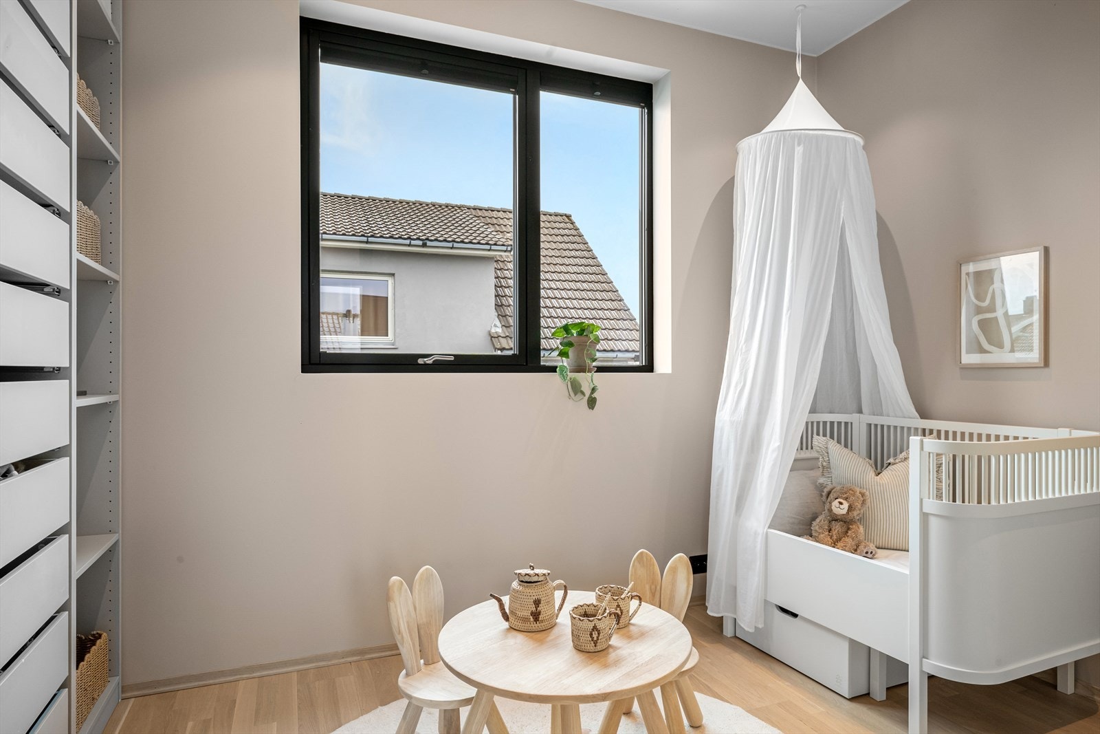 Soverom nummer 2 er utstyrt med smarte hylleløsninger og har god plass til mer enn én seng. Galleribilde