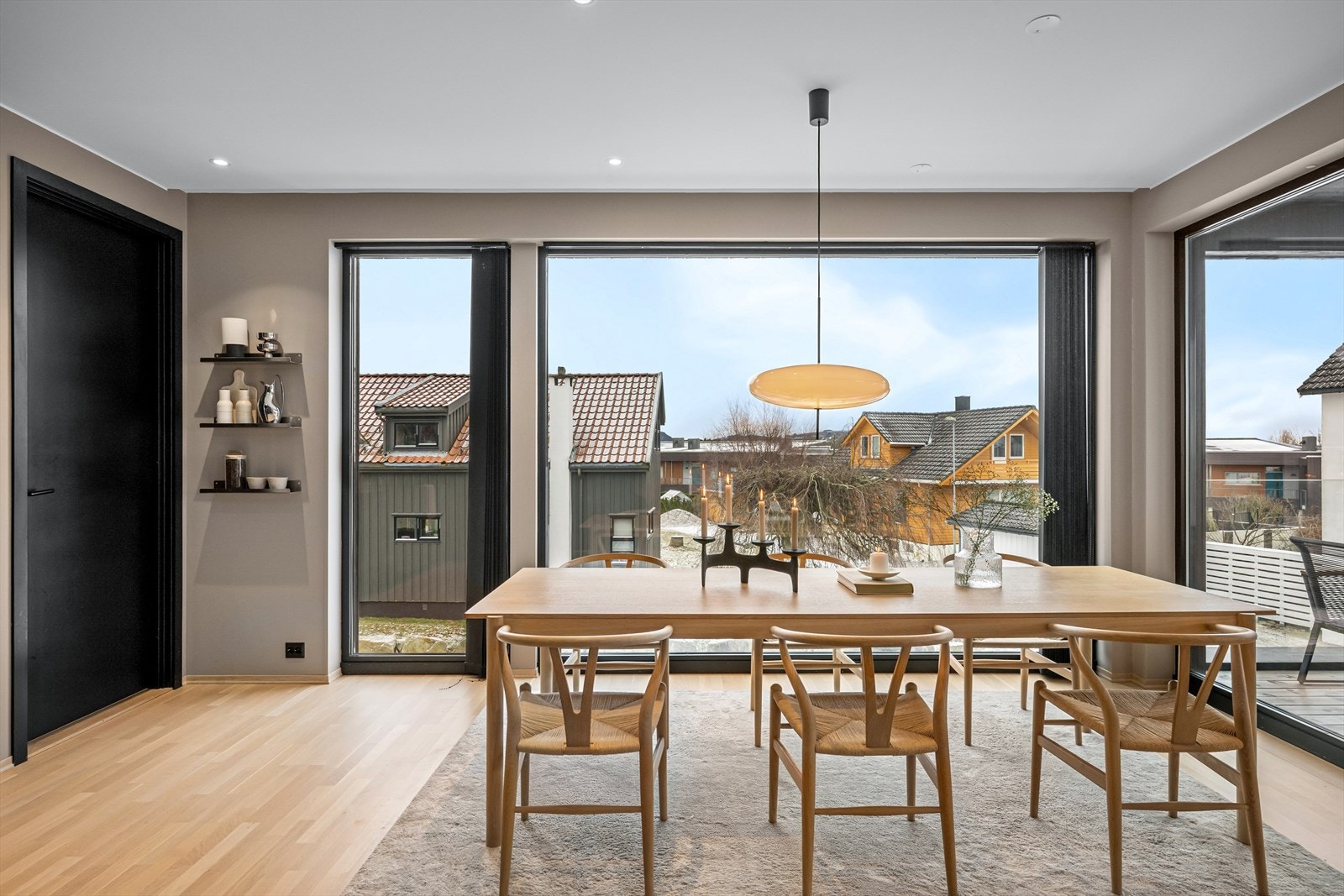 En stor sosial sone i allrom på kjøkken. Her kan du dekke opp til langbord og høytid, samtidig som du i hverdagen kan hjelpe med lekser samtidig som maten lages. Galleribilde