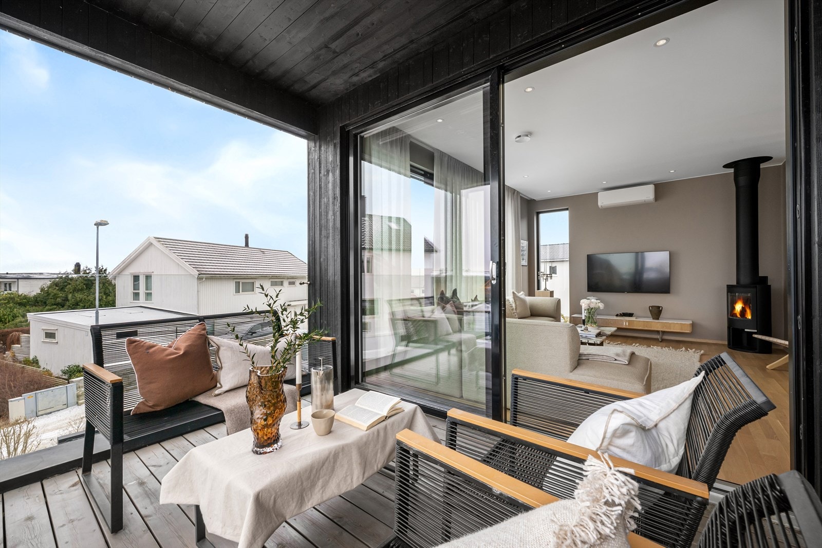 Koselig sørvest vendt balkong med glassrekkverk. Direkte tilgang fra stuen. Godt med sol både sommer og vinter. Galleribilde