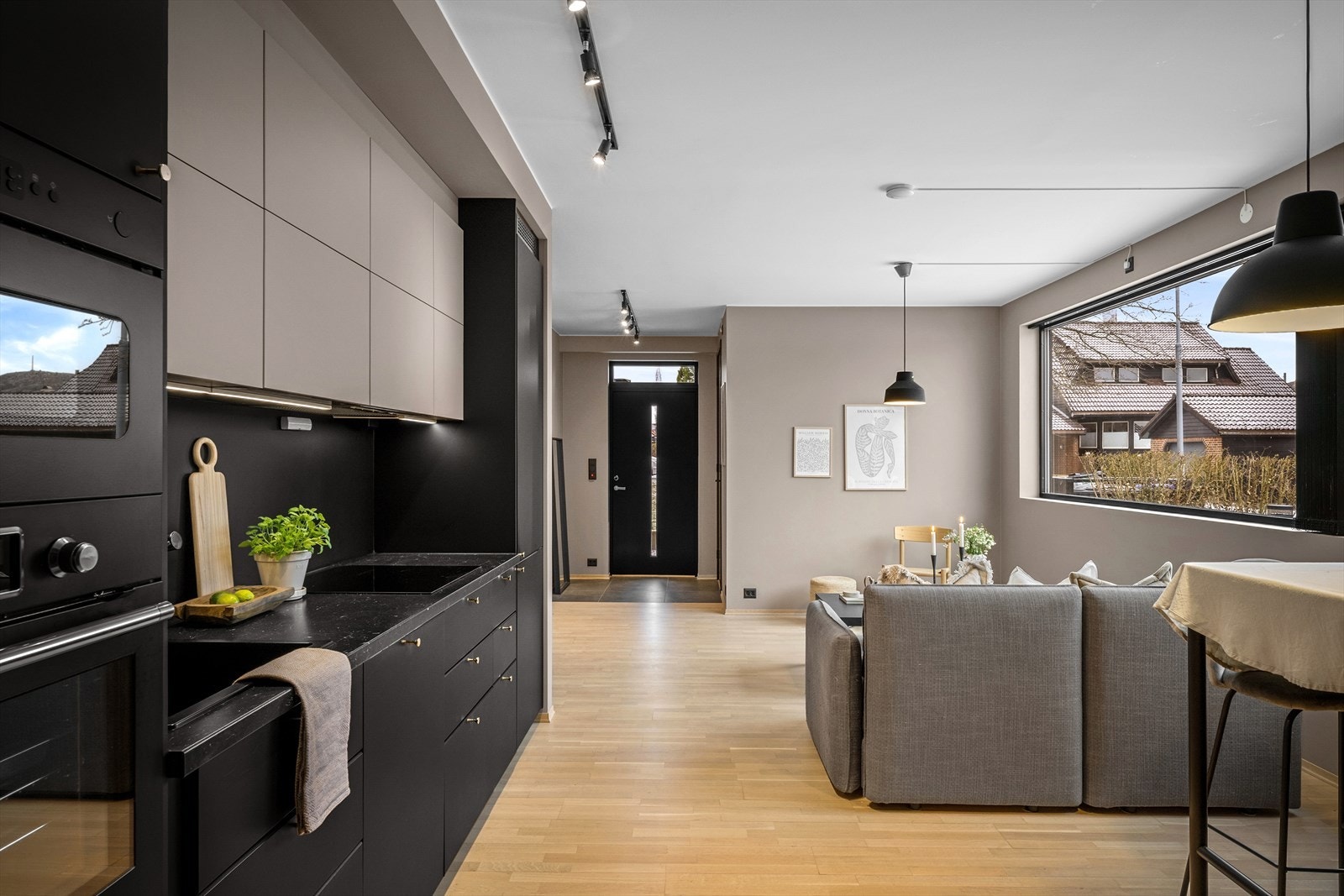 Hybel/ungdomsavdeling: Her finner du en egen hybel-/ungdomsavdeling som kan brukes til eget behov eller leies ut for en ekstra inntekt. Galleribilde