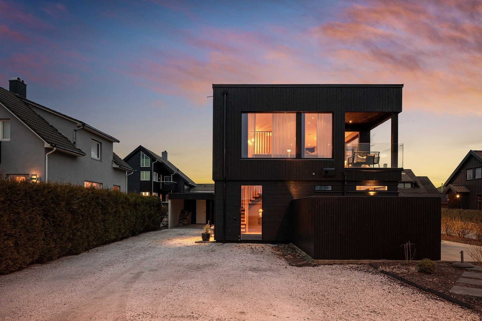Carport og integrert elbil-lader, i tillegg til god plass til parkering av flere biler i gårdsrommet. Påkostet utebelysning. Galleribilde