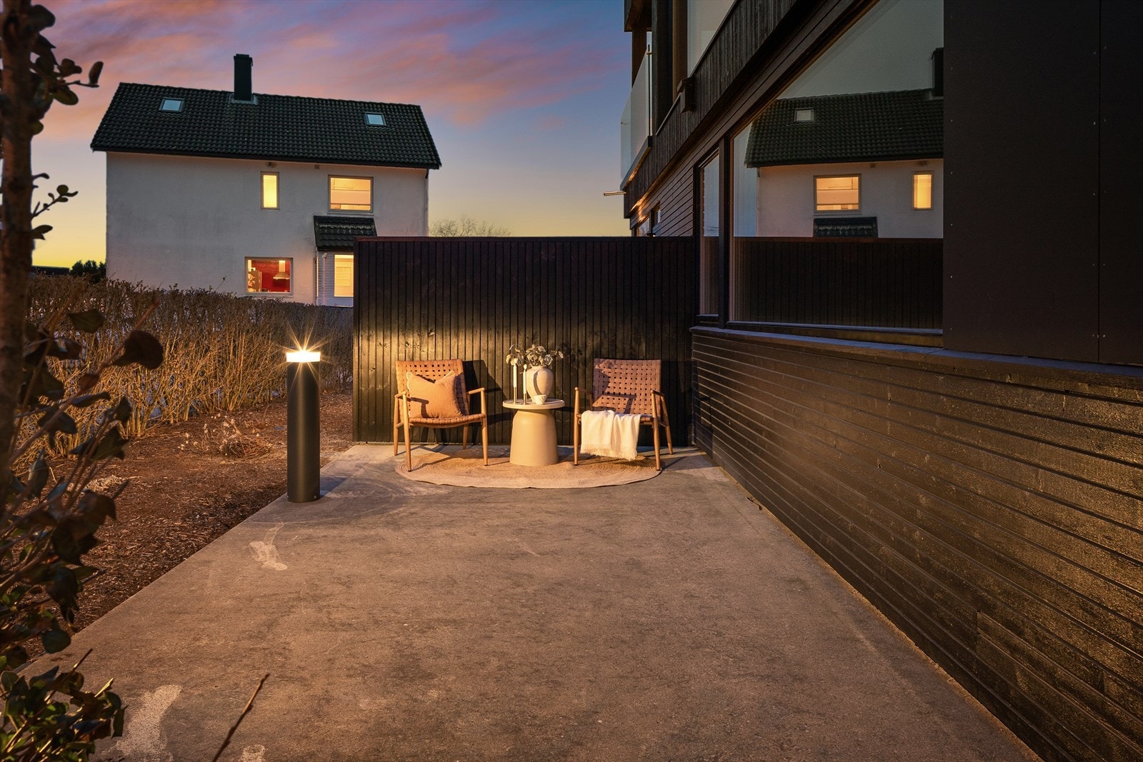 Hybelen/ungdomsavdelingen har sitt eget avskjermede uteområde, perfekt for å gi leietakerne privatliv og en egen plass å nyte utendørs. Galleribilde