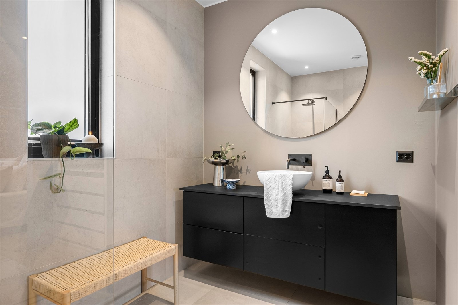 Helfliset bad med stilfulle detaljer som integrert blandebatteri og fine kontraster. Naturlig lys gjennom vindu. God oppbevaringsplass i baderomsseksjonen. Galleribilde