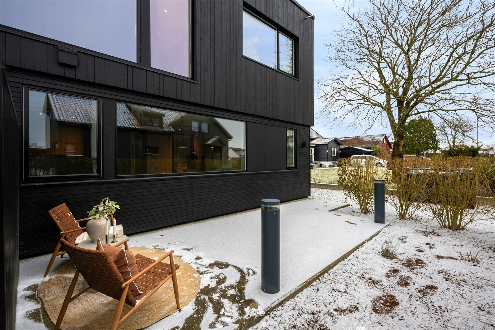 Hybelen/ungdomsavdelingen har sitt eget avskjermede uteområde, perfekt for å gi leietakerne privatliv og en egen plass å nyte utendørs. Galleribilde