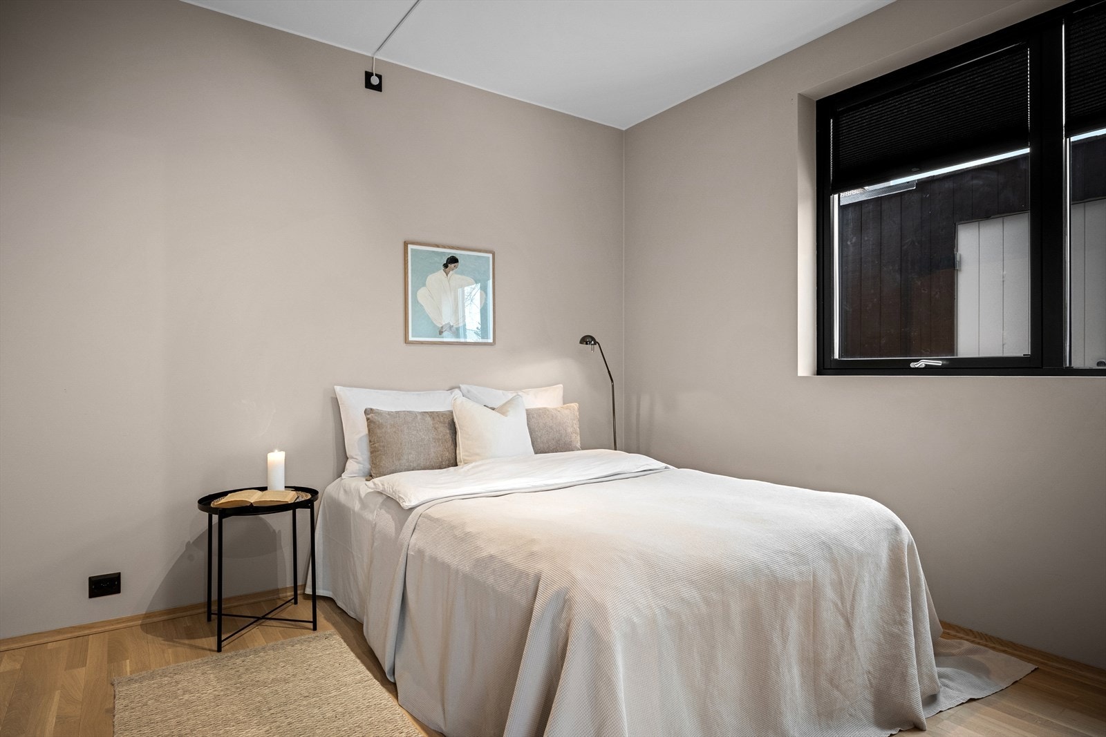 Hybel/ungdomsavdeling: 1 av 2 soverom i hybel/ungdomsavdelingen, med god størrelse og plass til mer enn én seng. Galleribilde