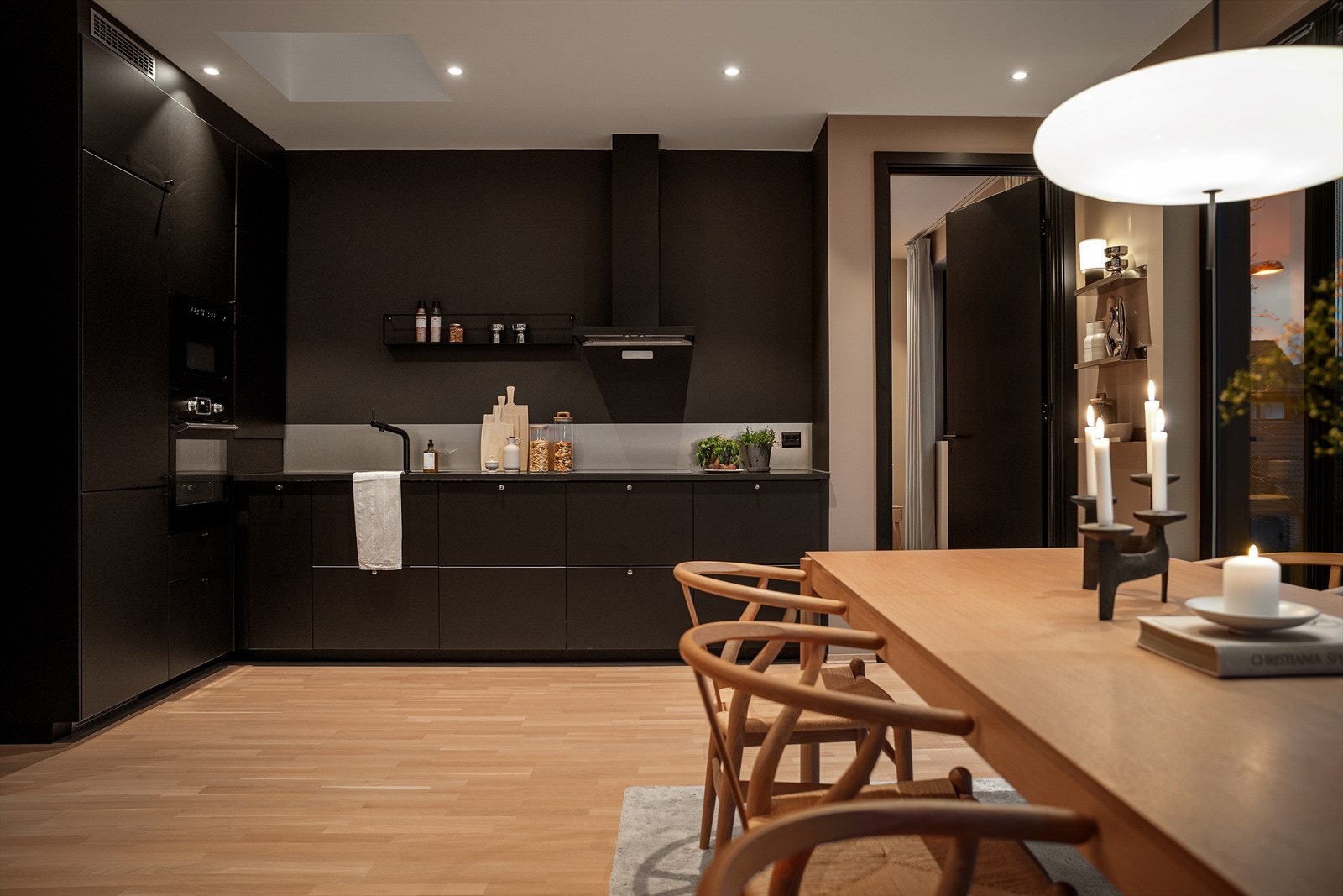 Stemningsfull kveldsbelysning skaper en rolig atmosfære og gjør hjemmet til et behagelig sted å være. Galleribilde