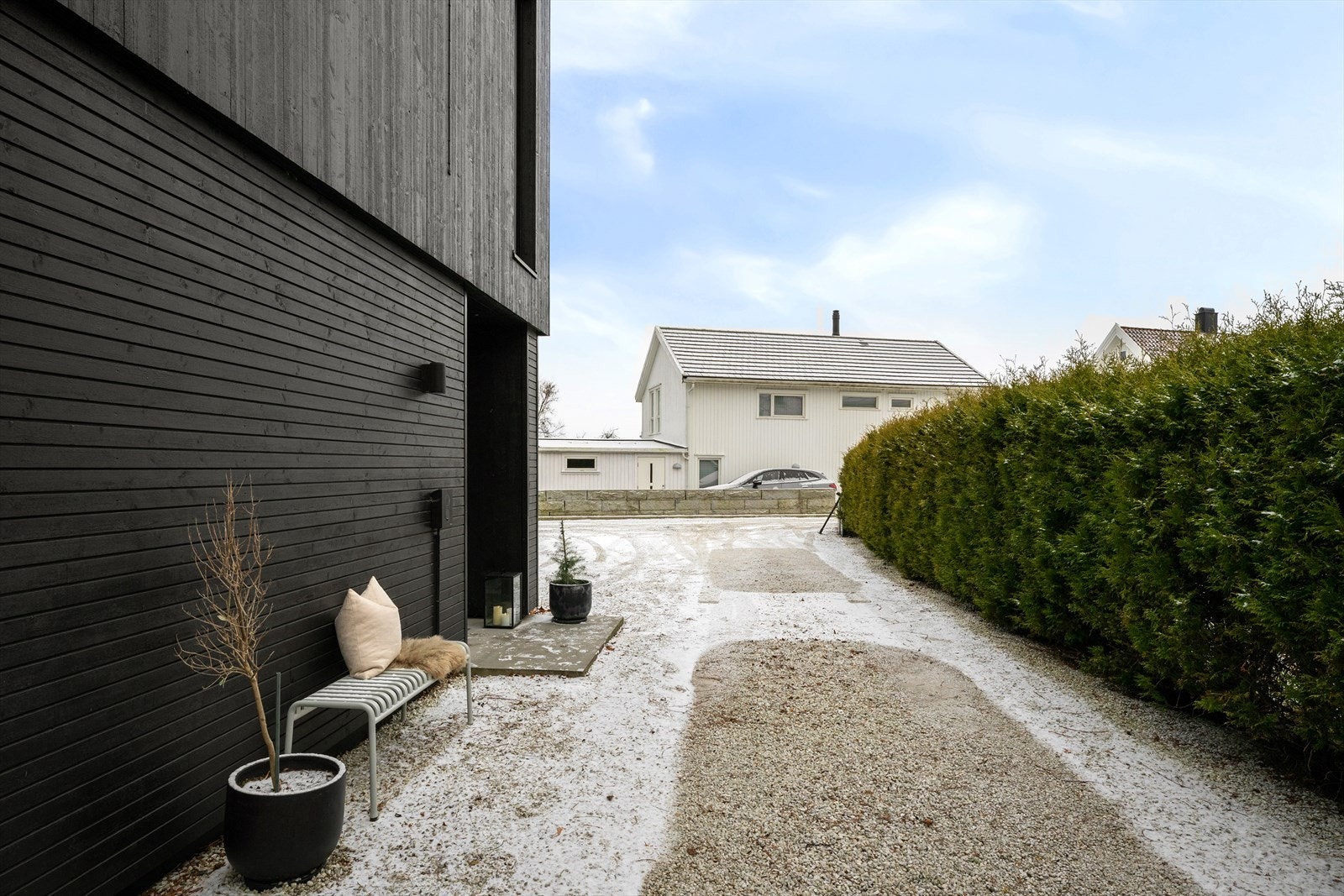 Innbydende inngangsparti med praktisk utebelysning og inngangsdør med smartlås som forenkler hverdagen. Galleribilde