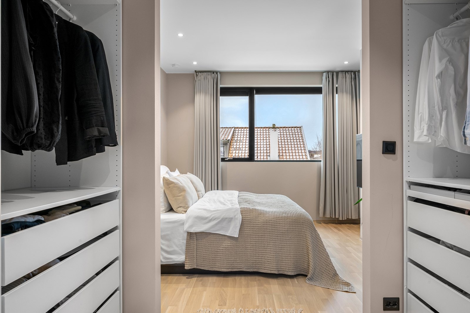 Hovedsoverommet har egen walk-in-garderobe og direkte tilgang til hovedbadet for ekstra komfort i hverdagen. Galleribilde