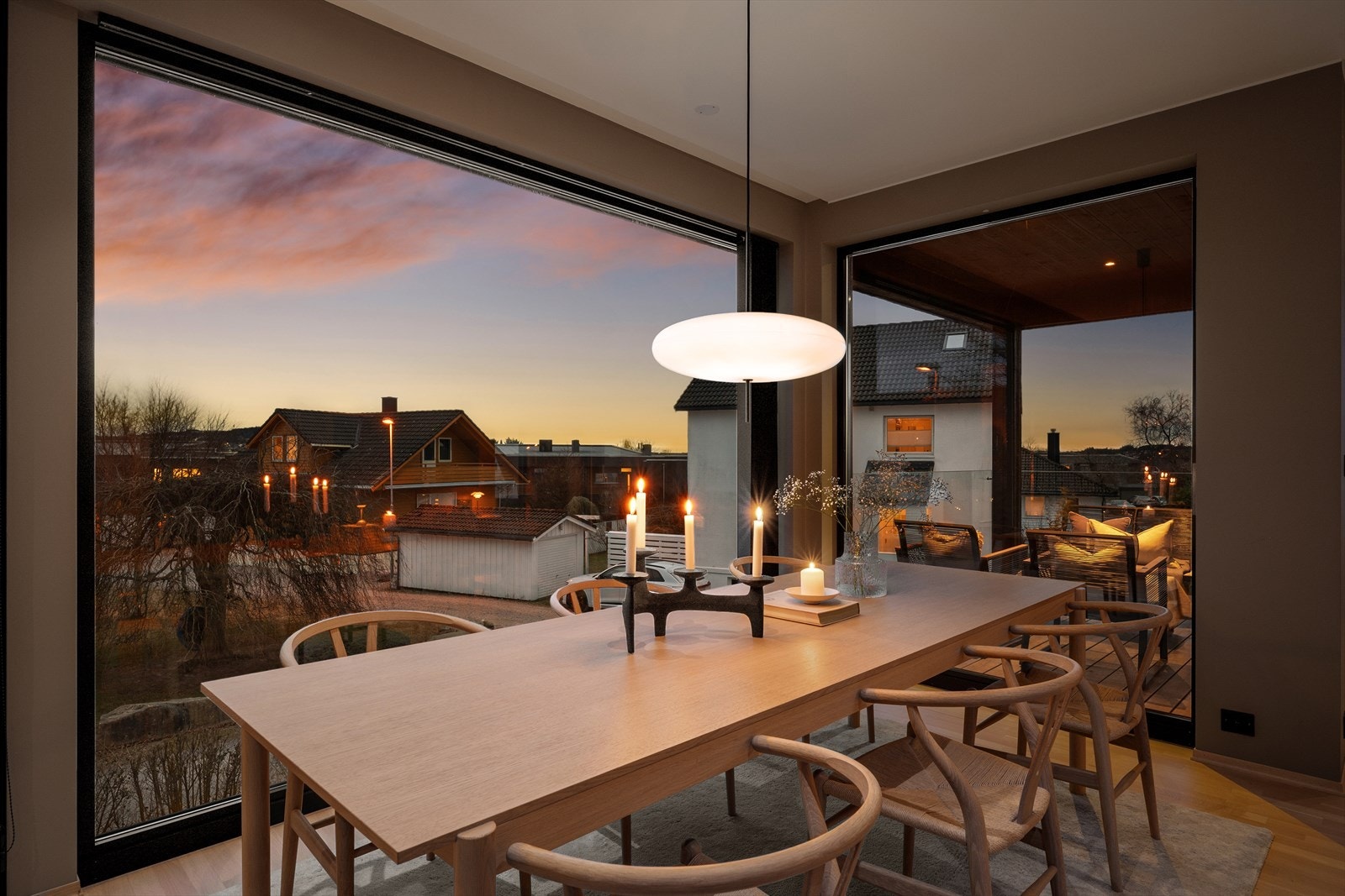 Fra spisebordet og stuen kan du nyte flere vakre solnedganger gjennom de store, åpne vinduene som slipper naturen rett inn. Galleribilde