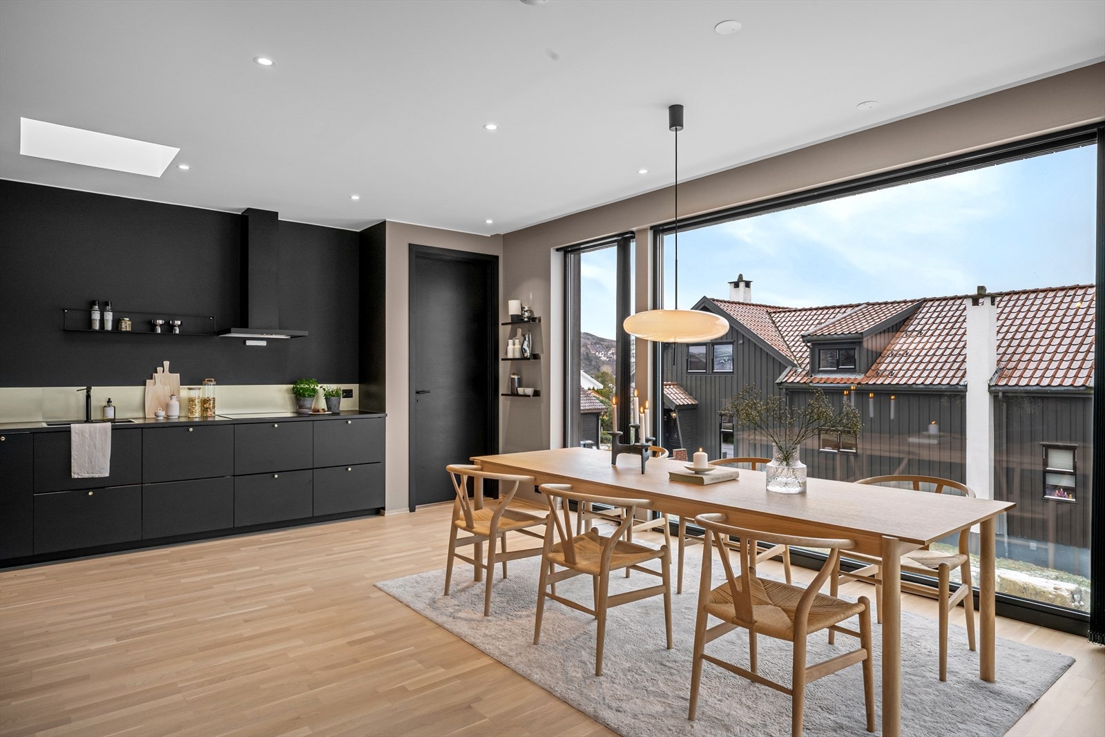 Kjøkken og spisestue har store vindusflater som gir et fantastisk romfølelse med en lys og behagelig stemning hele året. Galleribilde