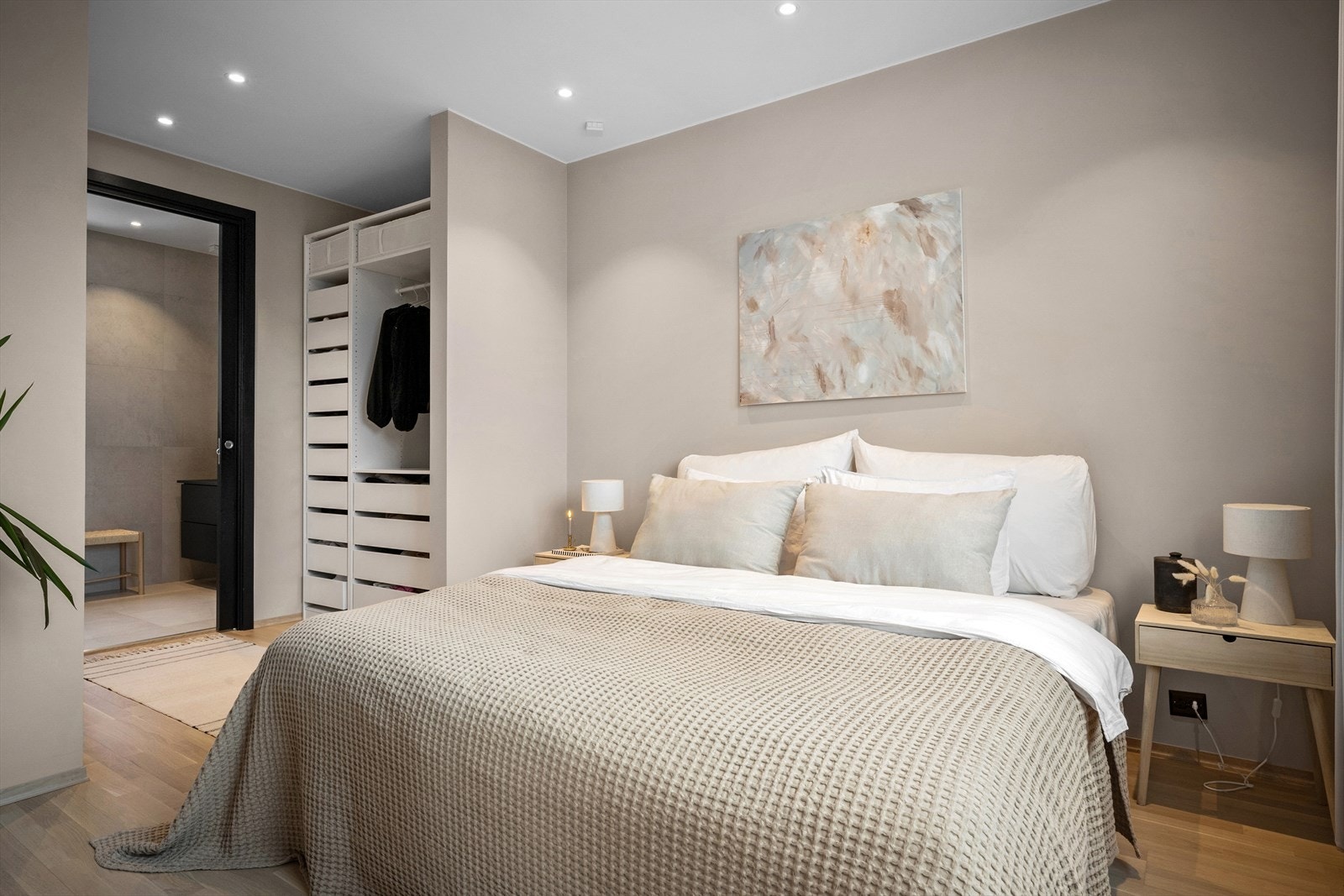 Hovedsoverommet har egen walk-in-garderobe og direkte tilgang til hovedbadet for ekstra komfort i hverdagen. Galleribilde