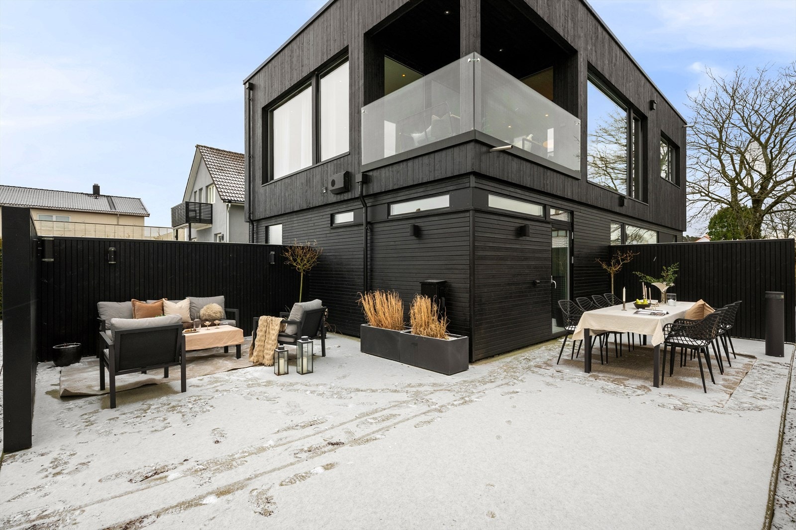 Hagen byr på flere ulike soner som passer til enhver anledning, i tillegg til en herlig balkong med utgang fra stuen. Perfekt sted for å nyte late sommerdager. Galleribilde