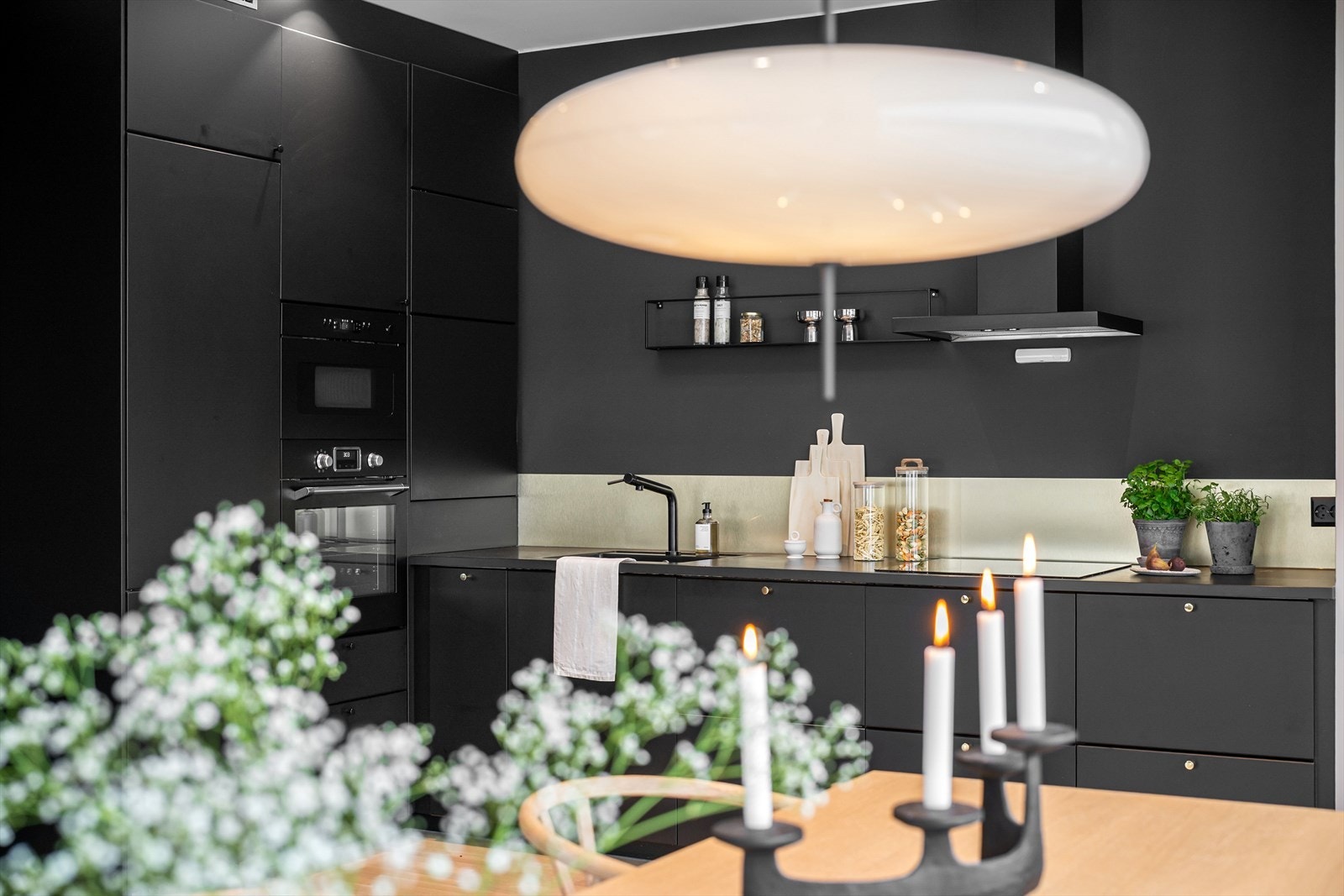 Integrerte hvitevarer som stekeovn, mikro, platetopp, kjøl- og fryseskap medfølger handelen. Opplegg for kjøkkenøy med trekkrør i gulv. Galleribilde