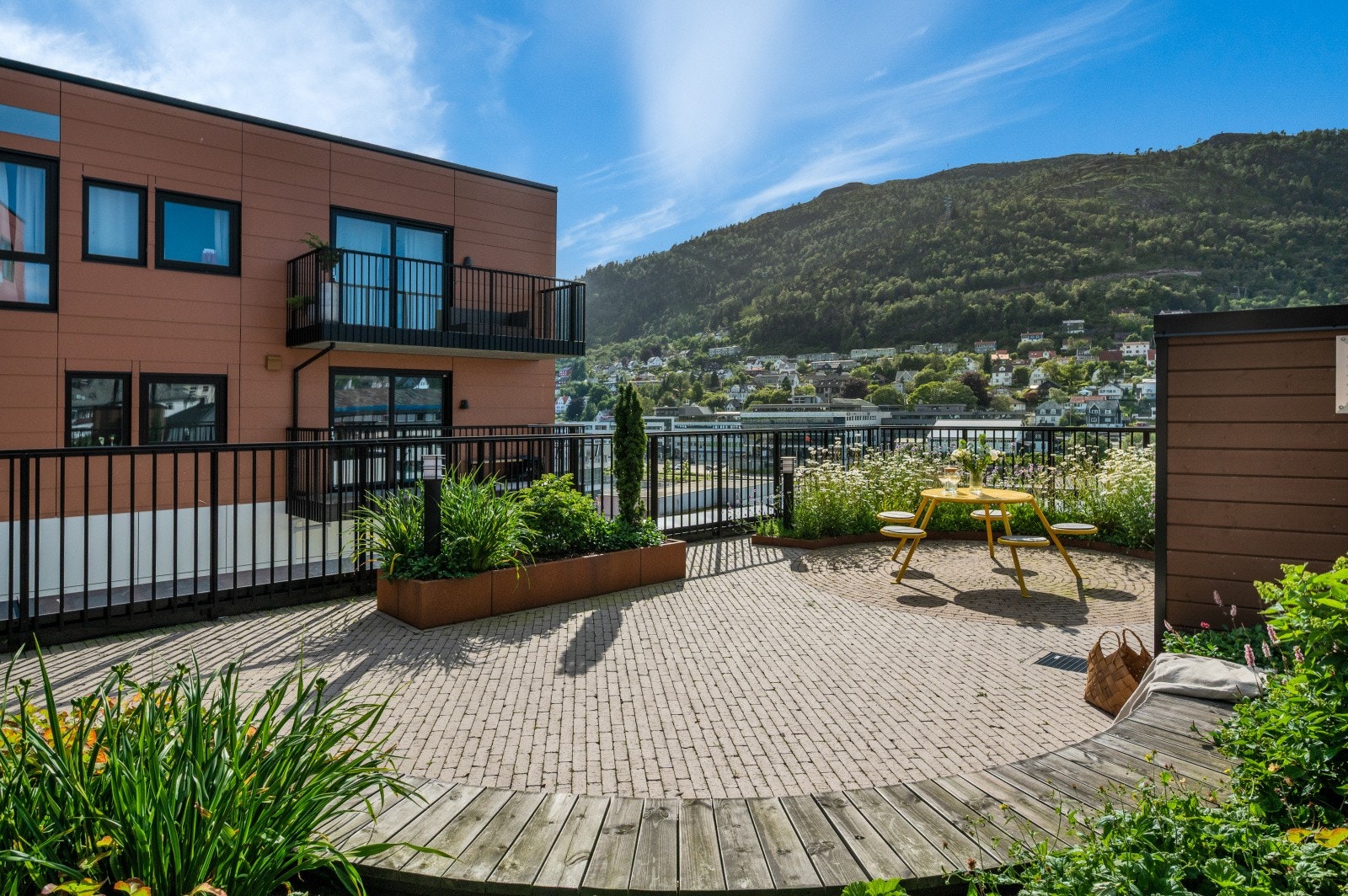 - Tilgang til felles takterrasse med svært gode solforhold midtsommers - Galleribilde