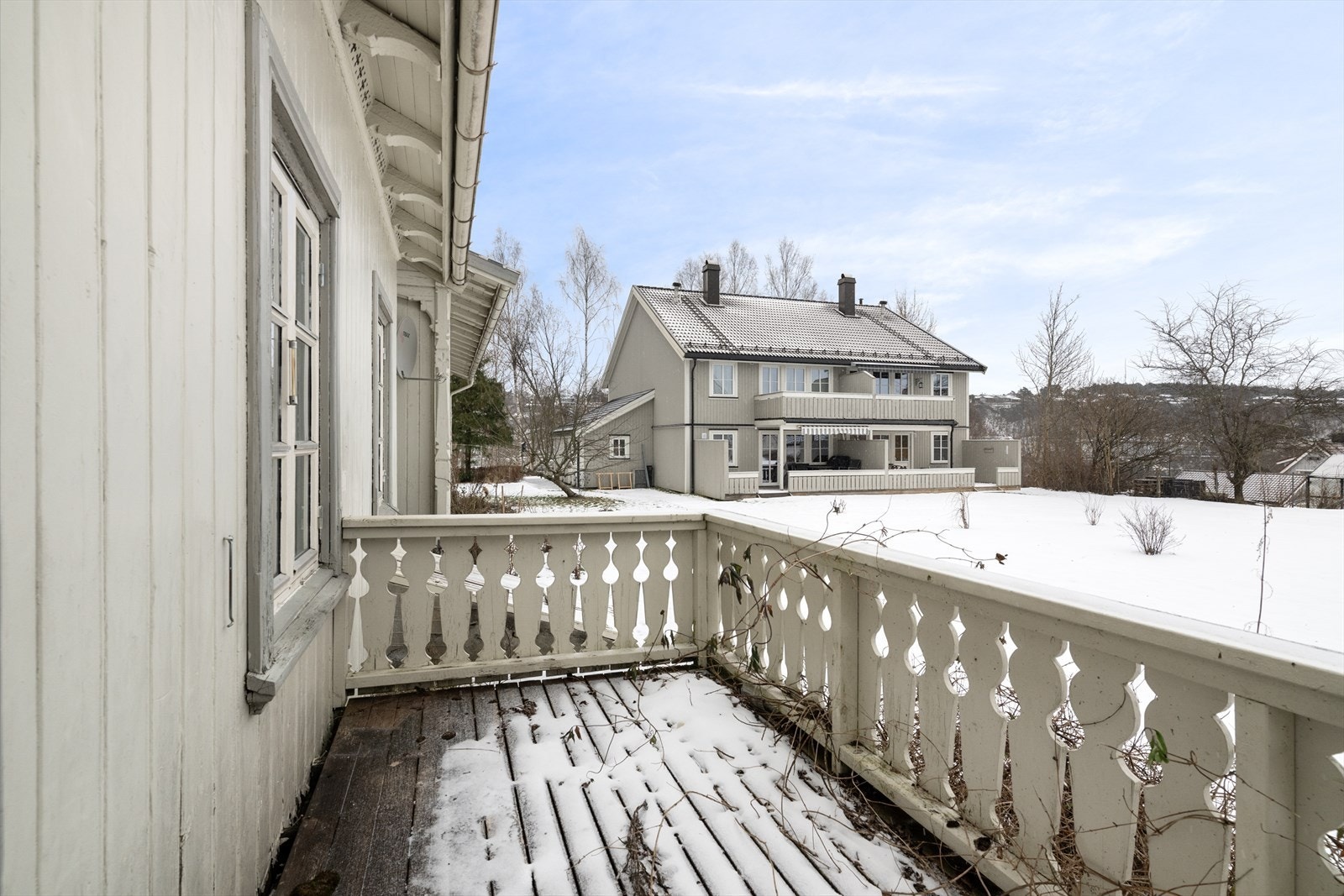 På verandaen er det plass til kafesett, her kan man nyte fine sommerdager. Galleribilde