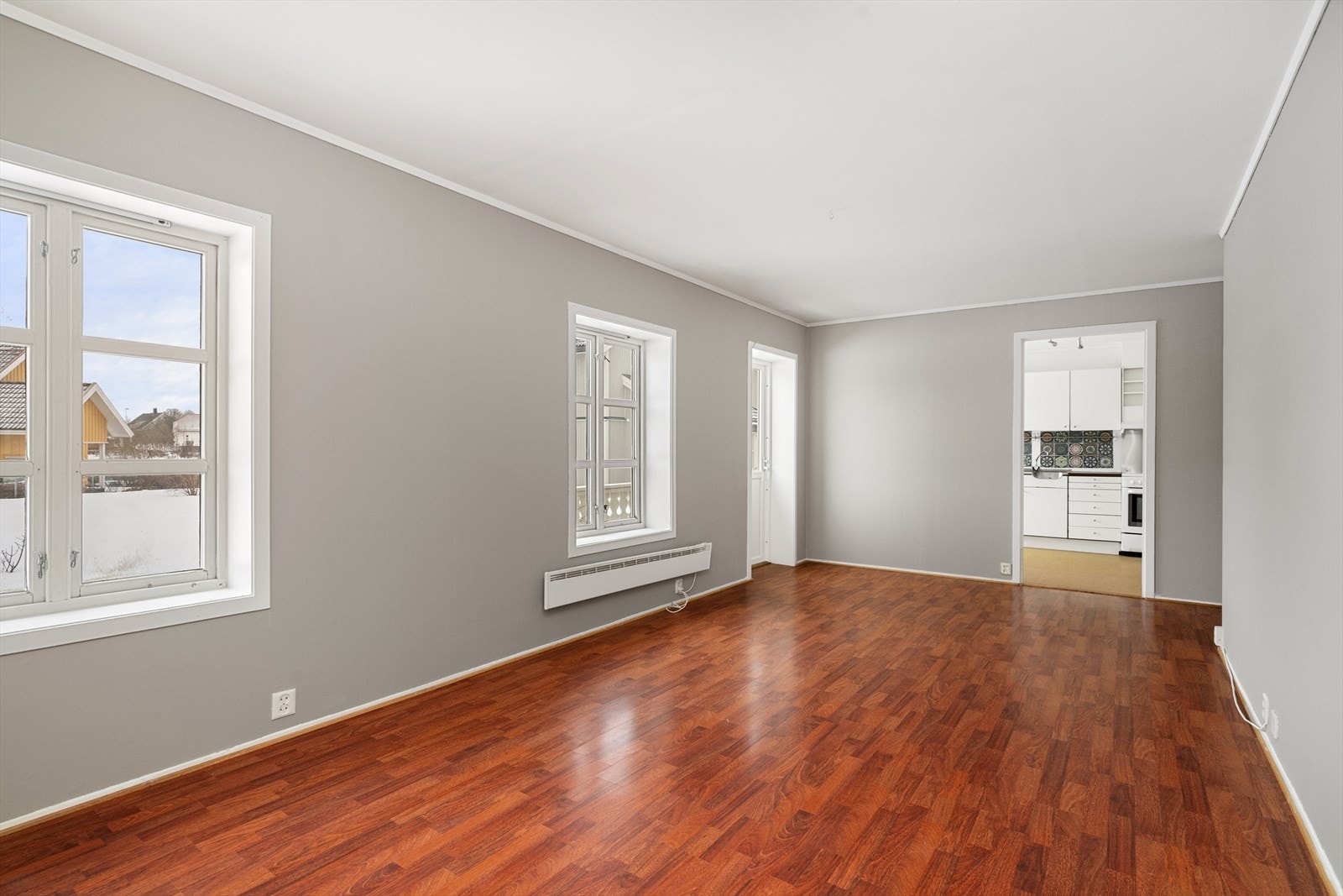 Lys og trivelig stue med gode møblerings muligheter for både spisestue og sofagruppe. Galleribilde