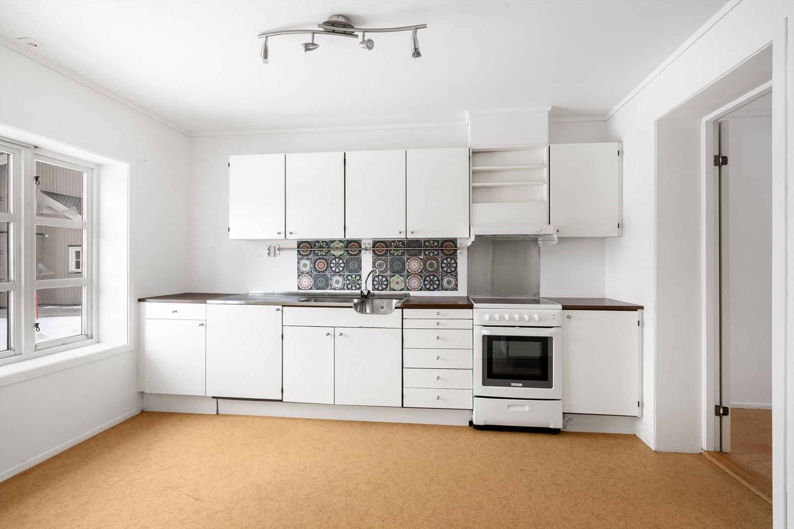 Det er avsatt plass til frittstående hvitevarer som kjøleskap og komfyr. Galleribilde