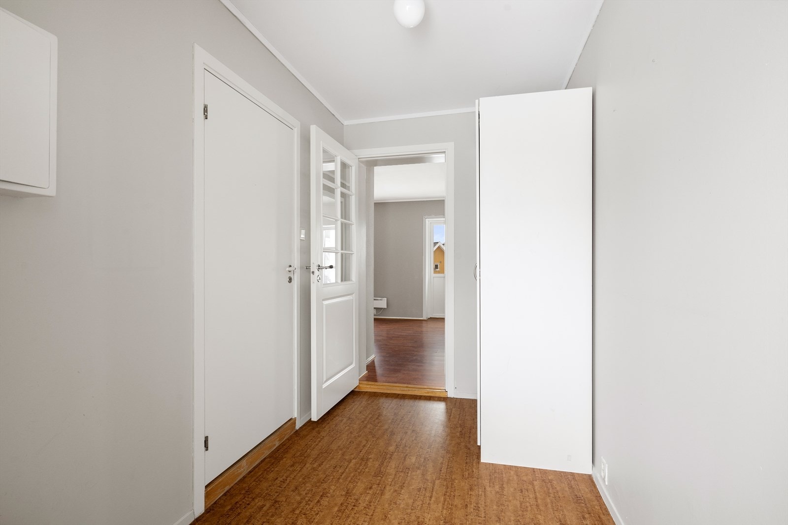 Velkommen inn til lys og hyggelig entre med fin plass til både sko- og yttertøy. Galleribilde