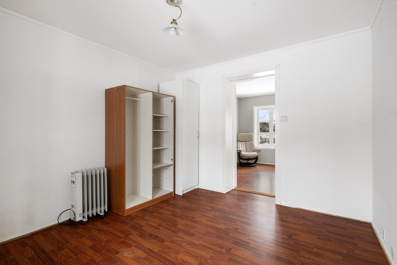 Lyst og romslig soverom med tilkomst fra stuen. Galleribilde