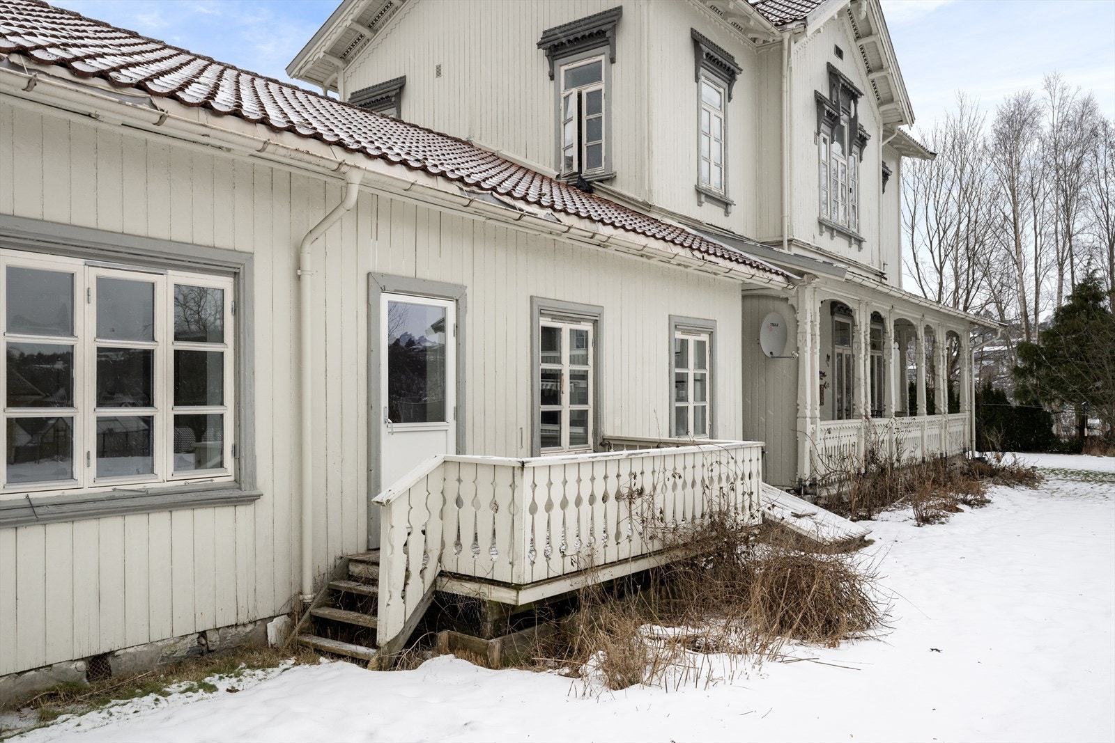 Fra verandaen er det trapp ned til grønt areal, som er fellesområde for sameiet. Galleribilde
