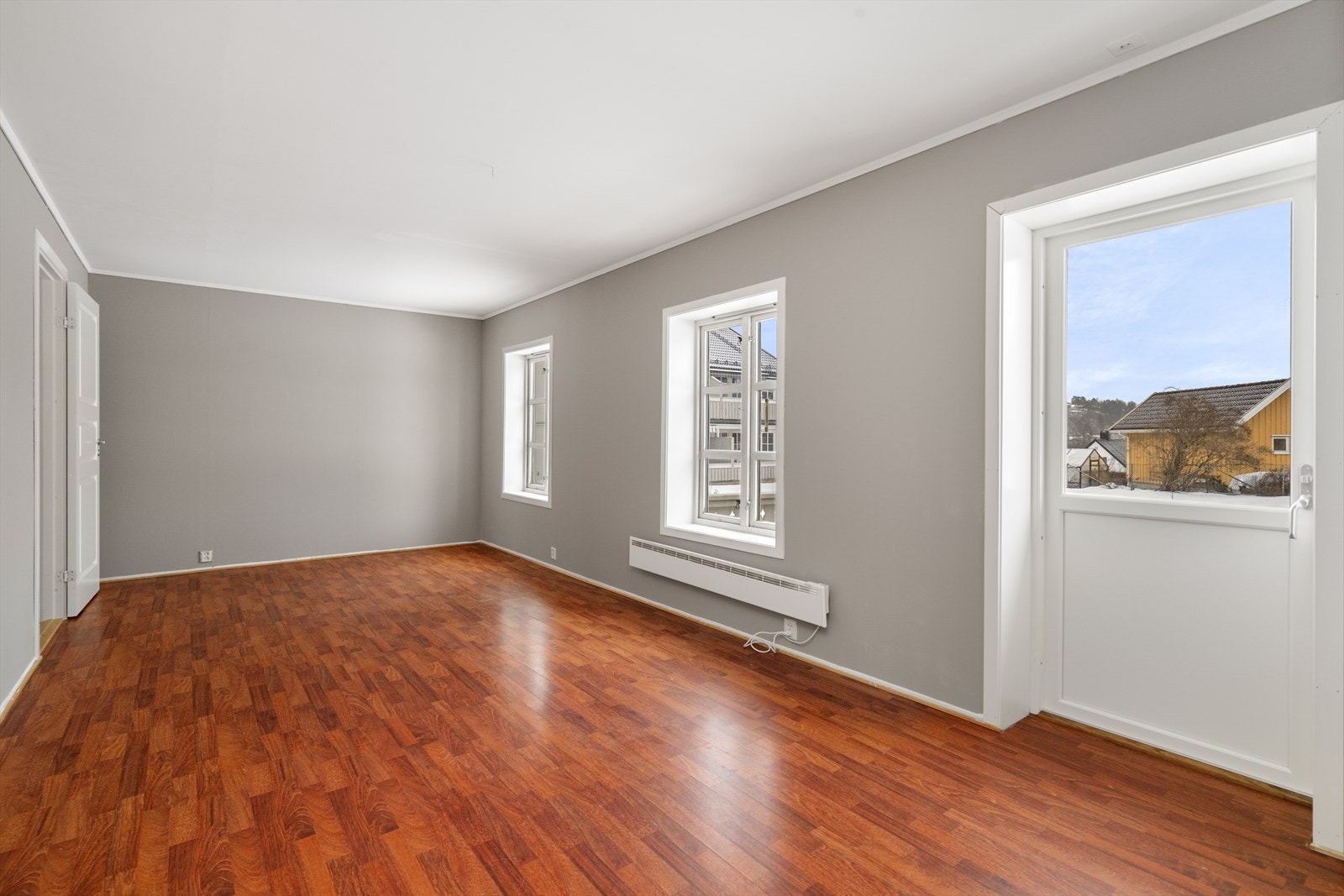 Stuen har flere vindusflater som slipper inn rikelig med naturlig lys, samt verandadør ut til hyggelig uteplass. Galleribilde